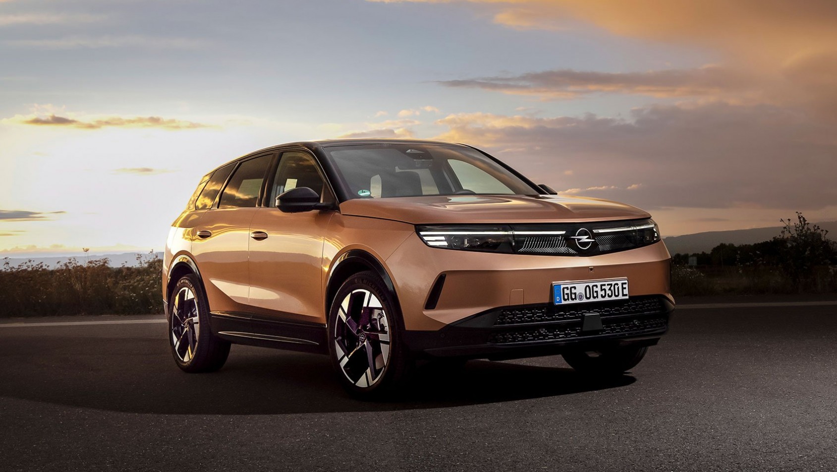 Nowy Opel Grandland - na tle krajobrazu