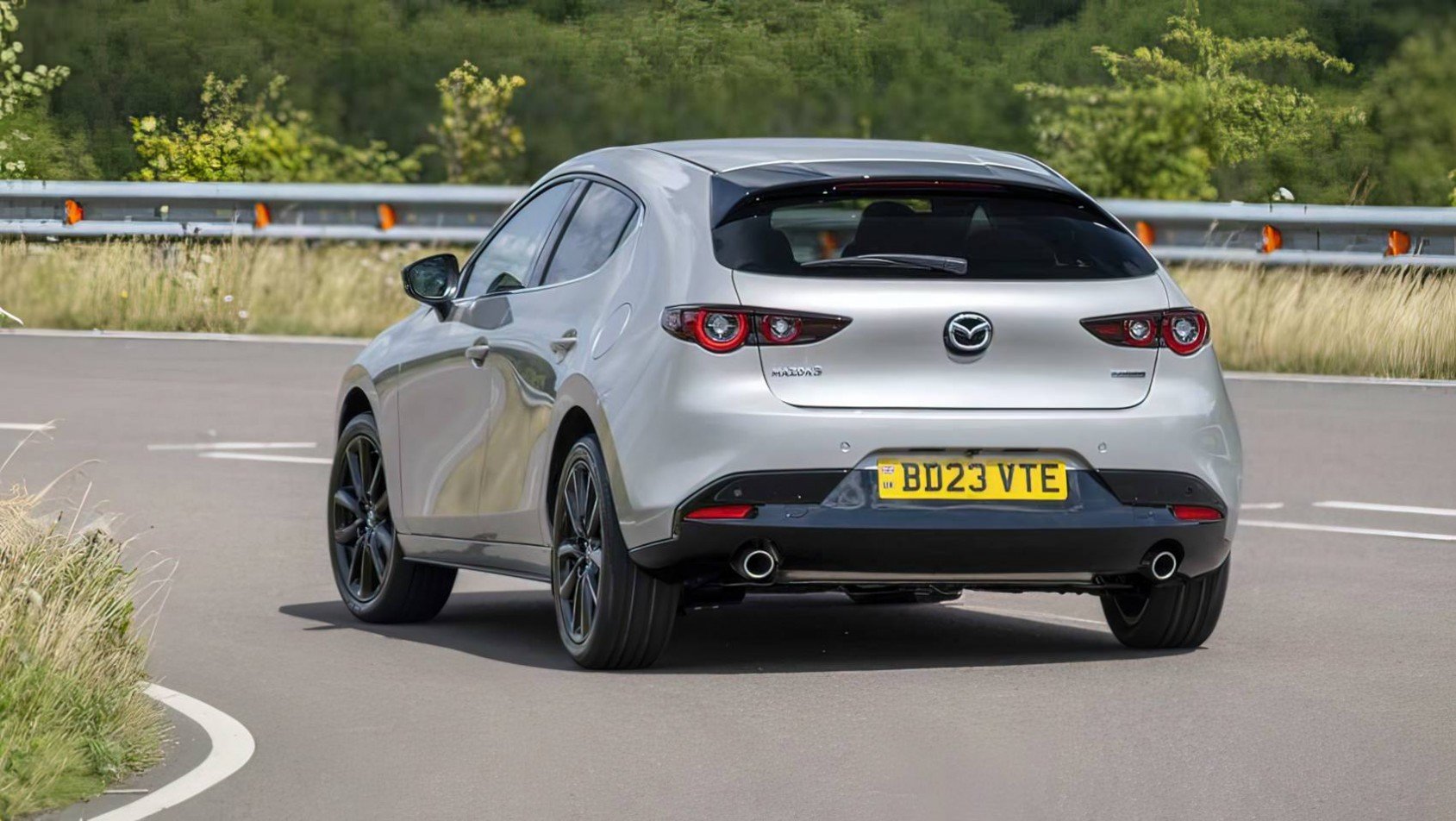 2025 Mazda 3 w zakrętach