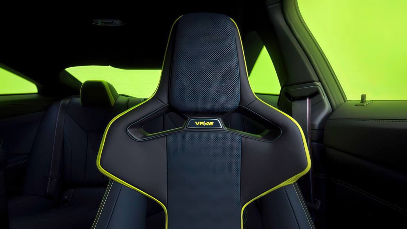 BMW M4 CS VR46 detal wnętrza