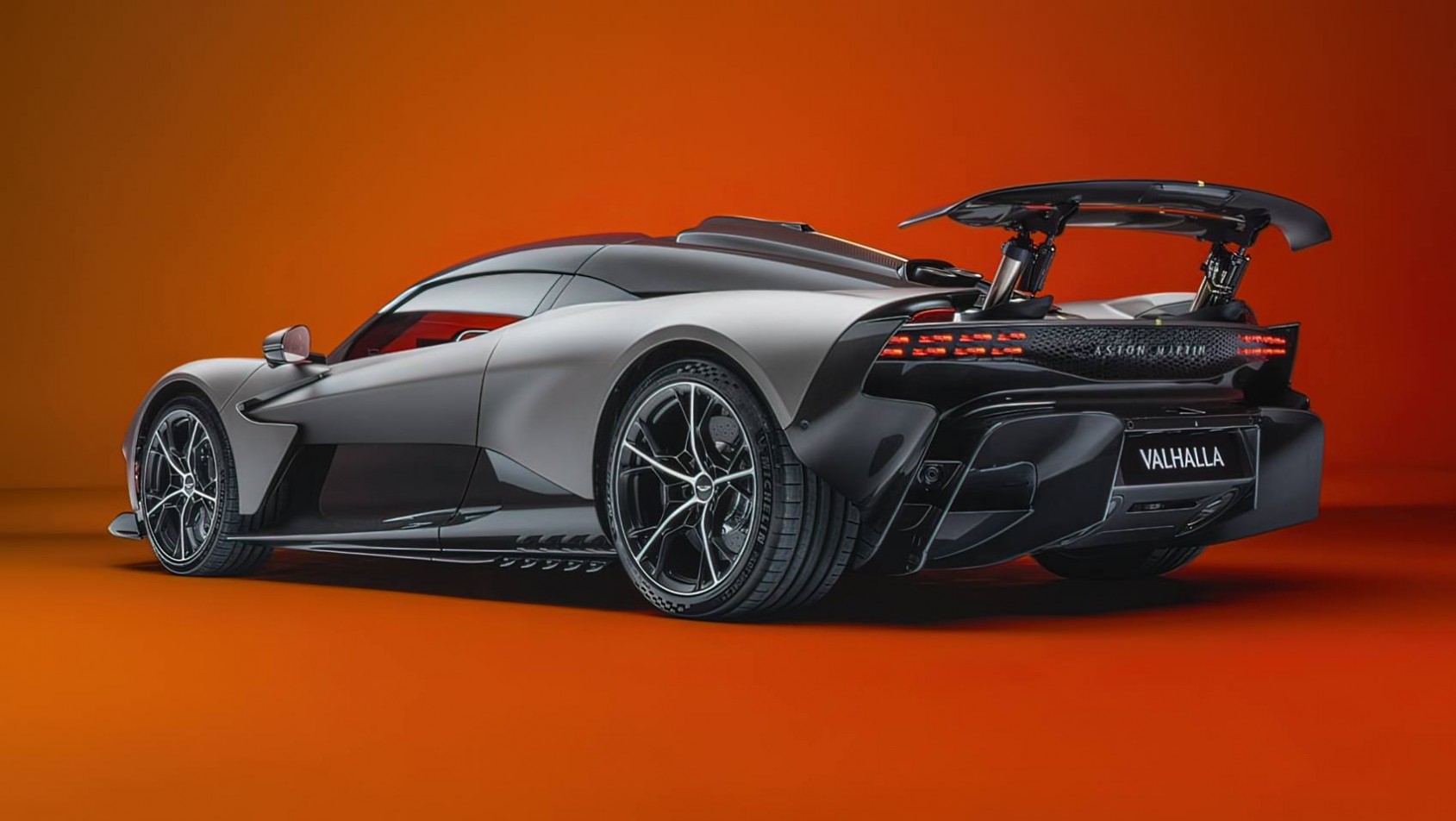 Aston Martin Valhalla skrzydło tył