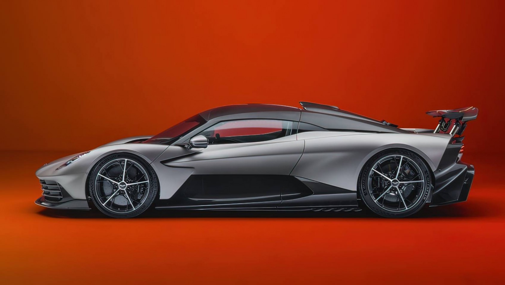 2025 Aston Martin Valhalla linia boczna