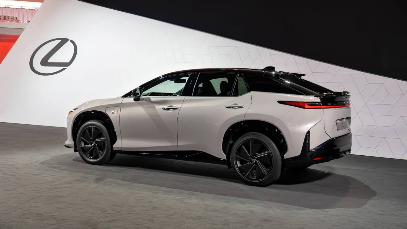 2025 Lexus RZ 550e F-Sport sylwetka