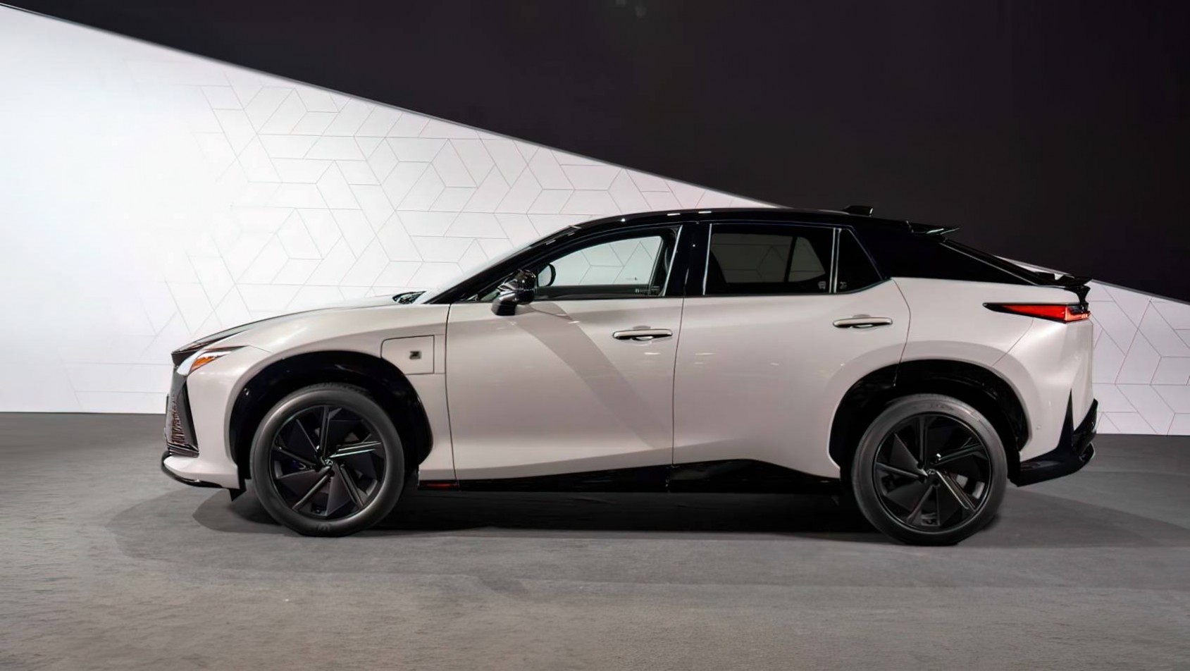 2025 Lexus RZ 550e F-Sport debiut