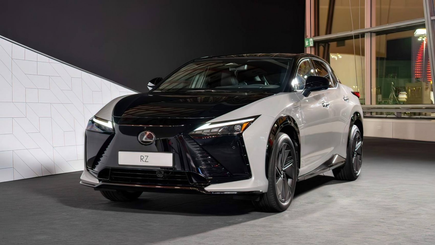 2025 Lexus RZ 550e F-Sport malowanie