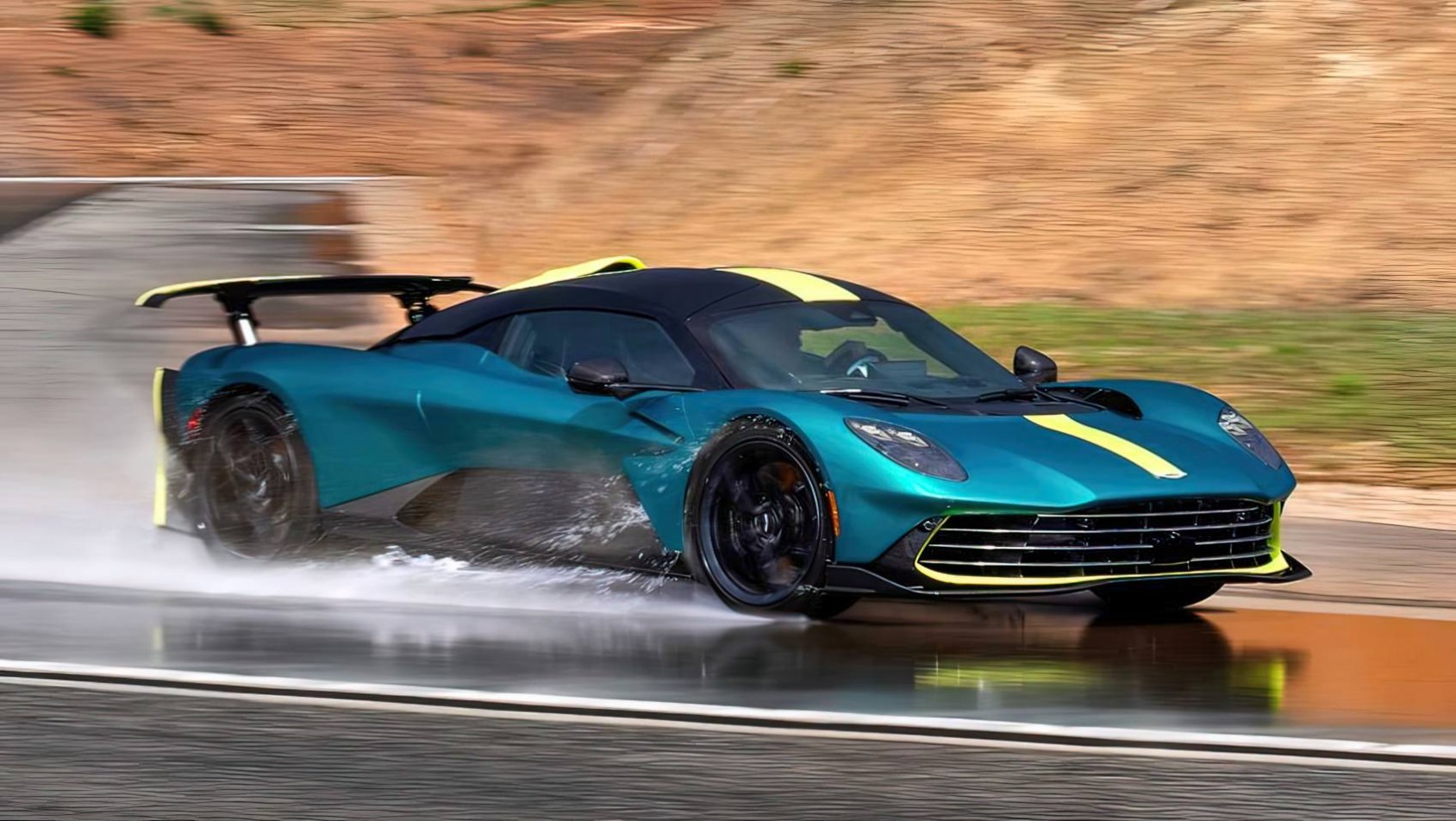 Aston Martin Valhalla testy na mokrym