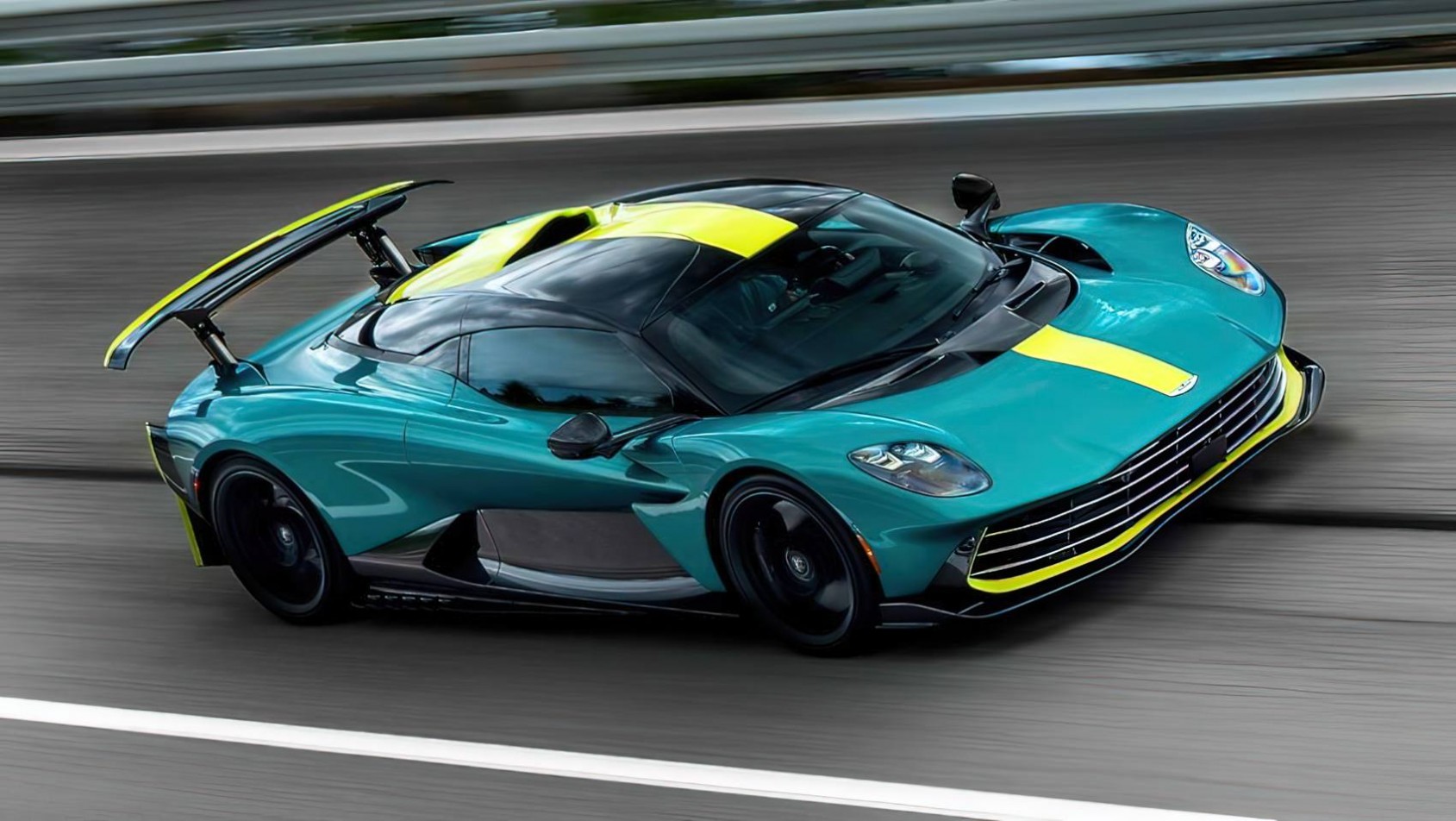 Aston Martin Valhalla testy na torze