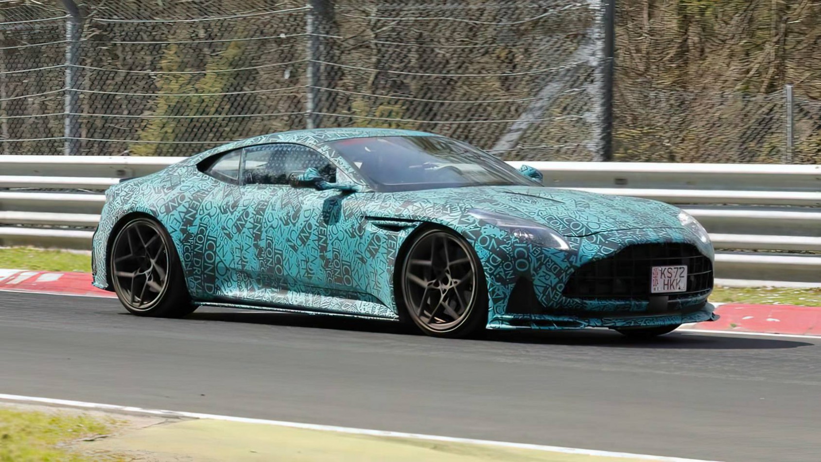 2026 Aston Martin DB12 AMR testy na torze