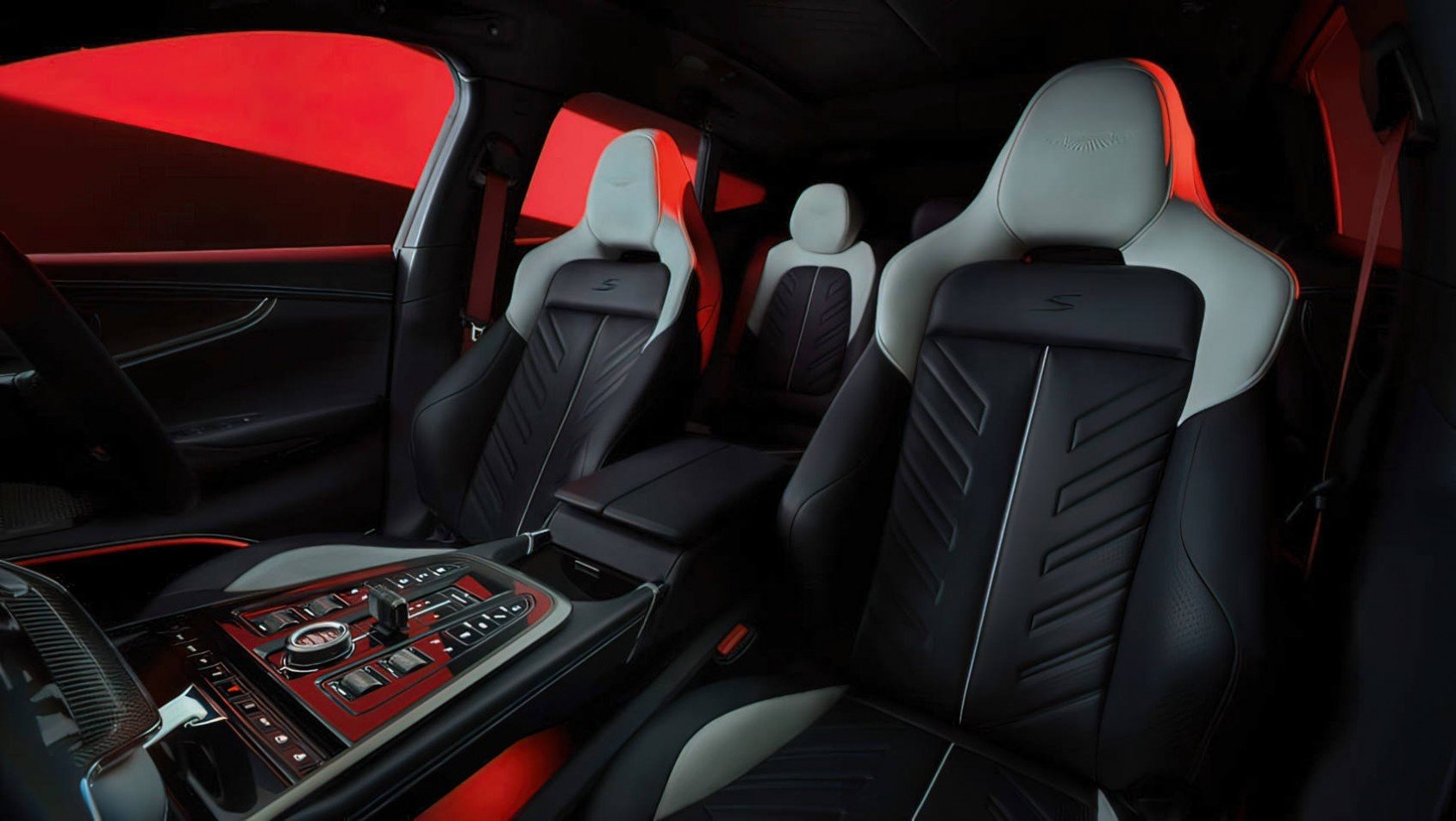 Aston Martin DBX S wnętrze