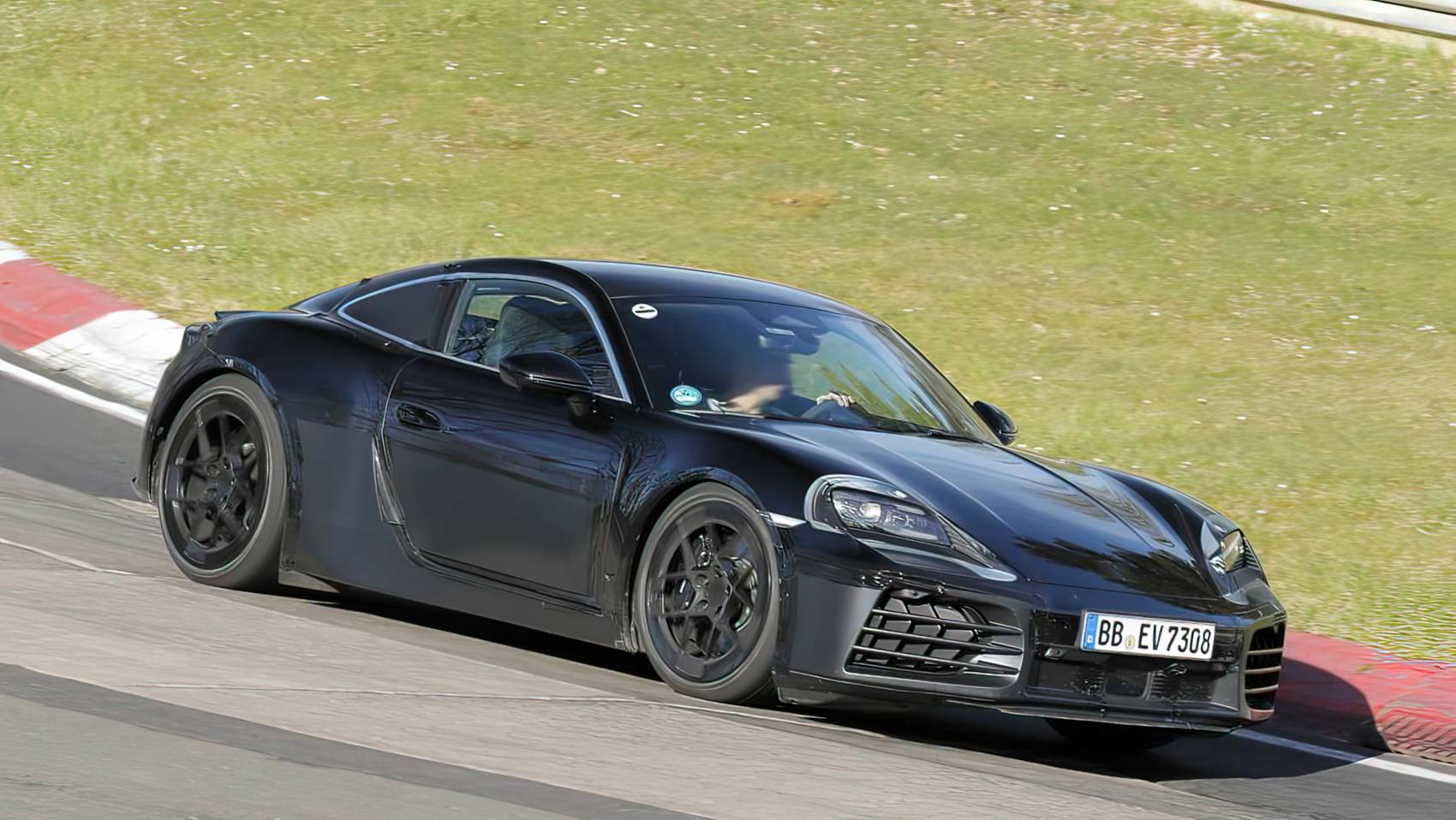 Elektryczne Porsche Cayman na torze