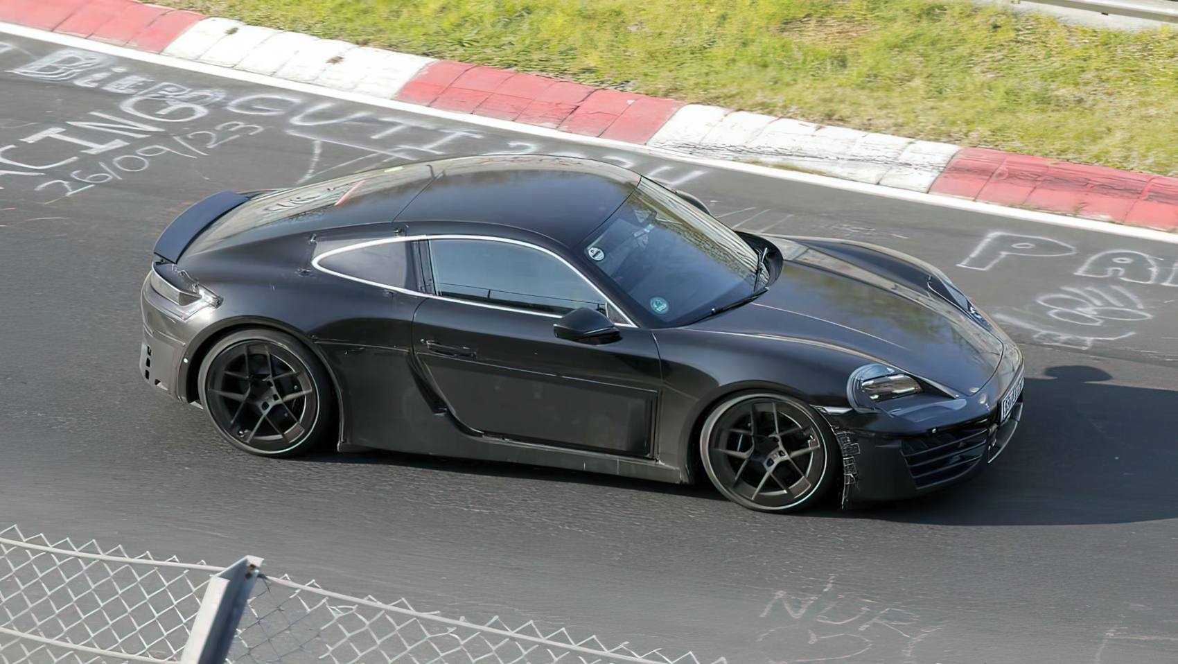 Elektryczne Porsche Cayman z góry