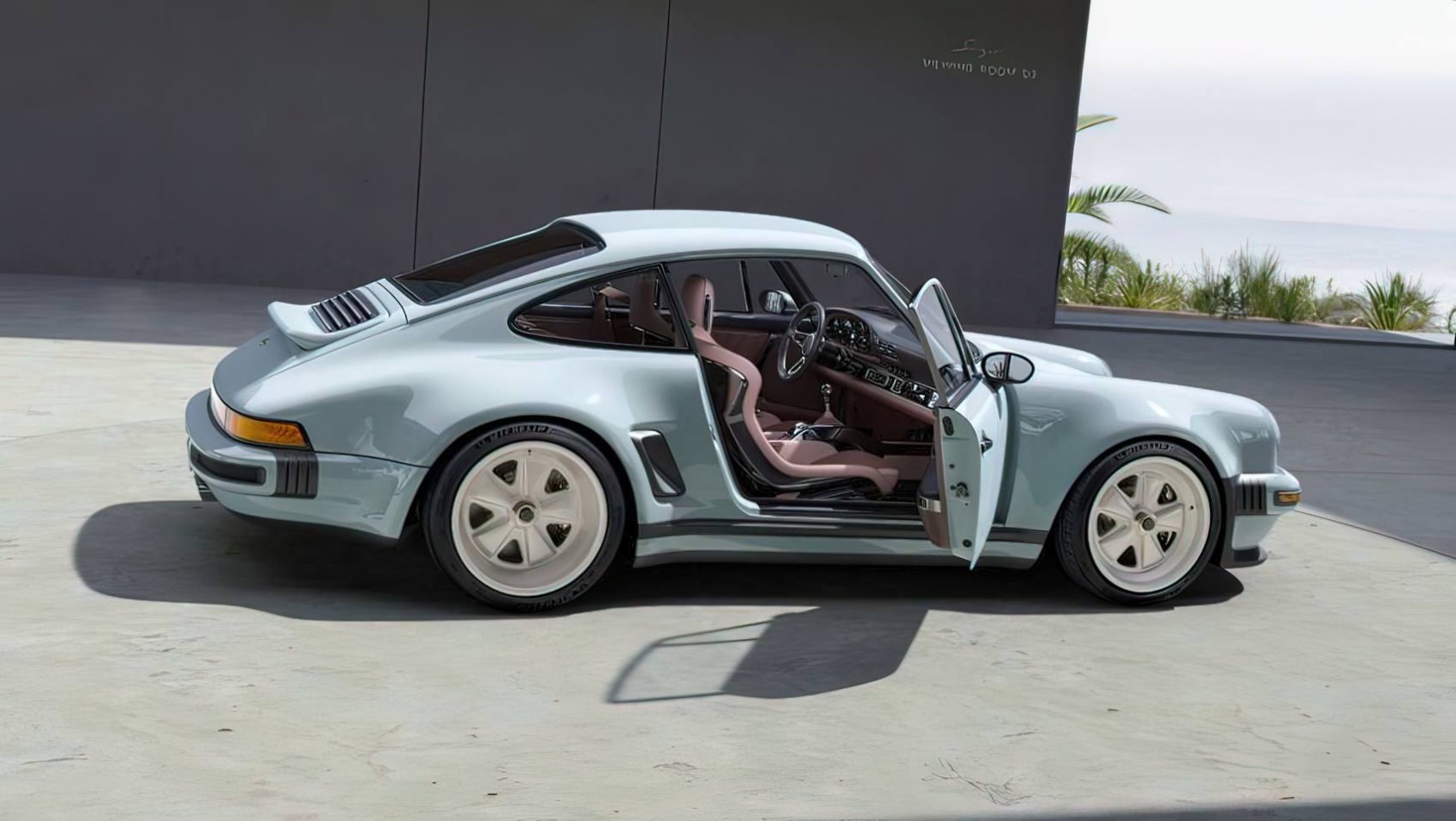 Porsche 911 Carrera Coupe Singer z boku