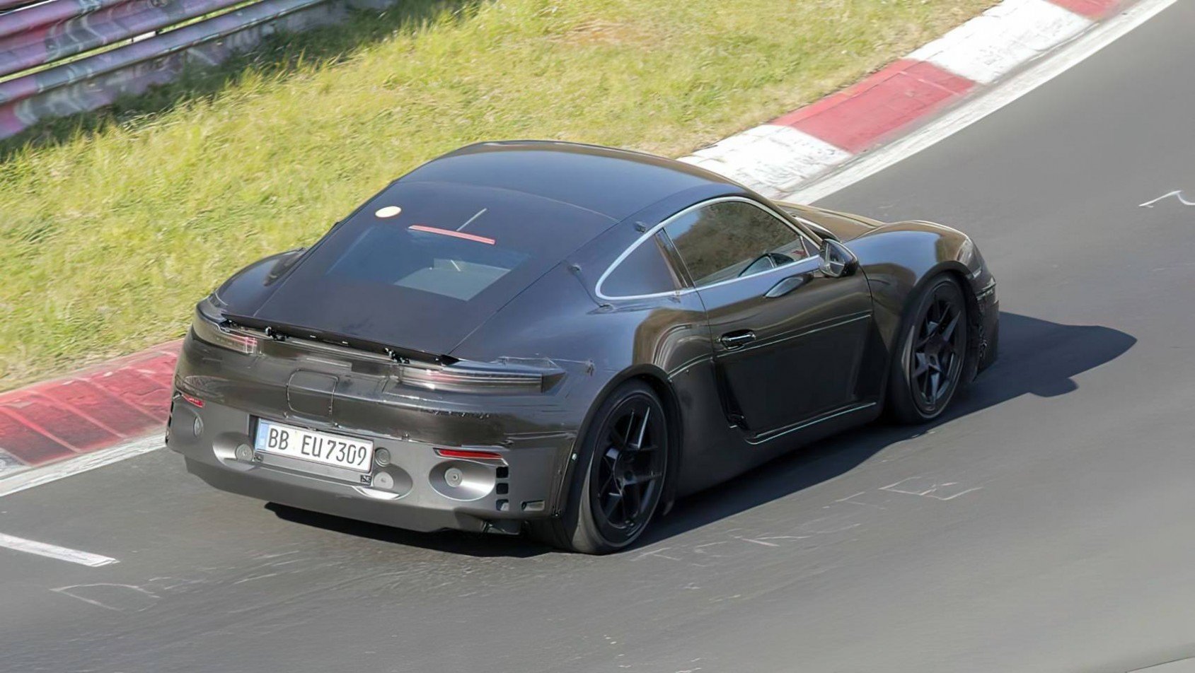 2025 Porsche 718 Cayman EV na torze