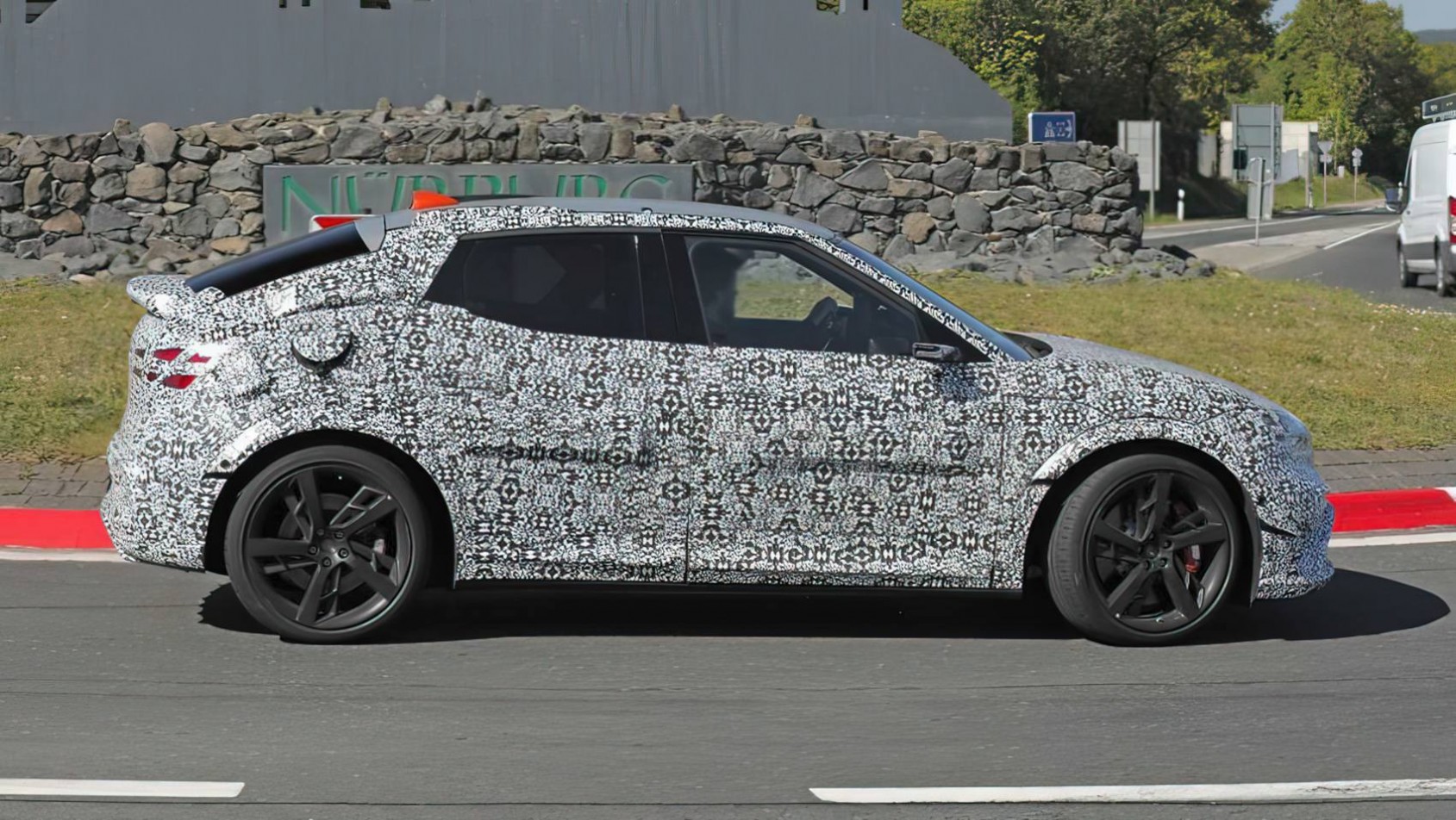 Genesis GV60 Magma spyshot linia boczna