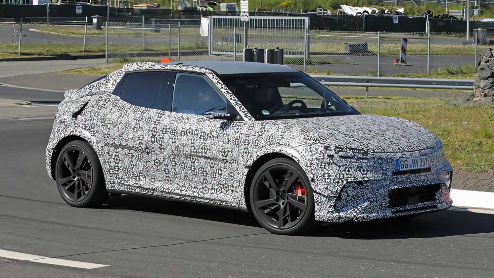 Genesis GV60 Magma spyshot testy