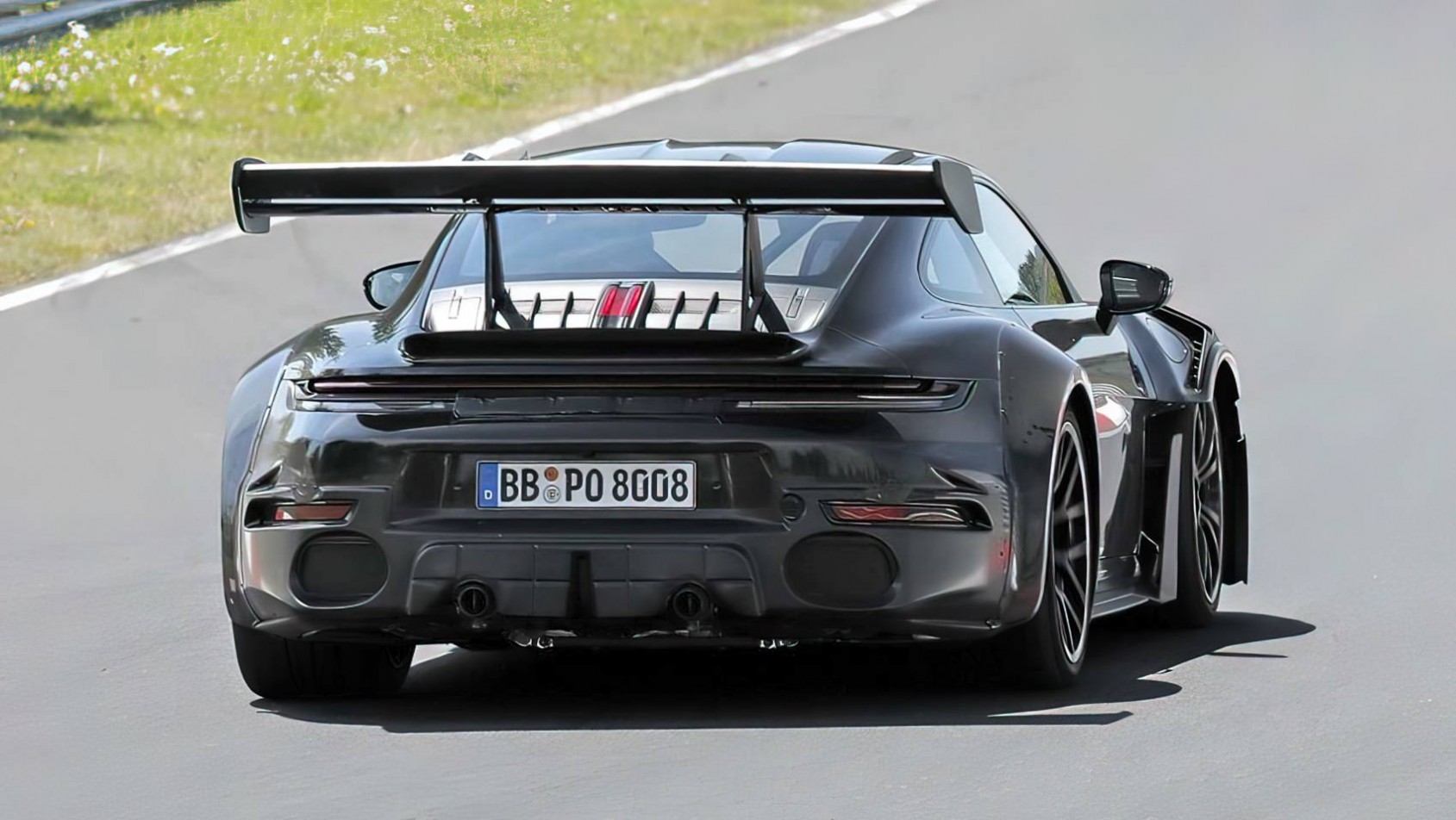 2027 Porsche 911 GT2 RS spyshot tył