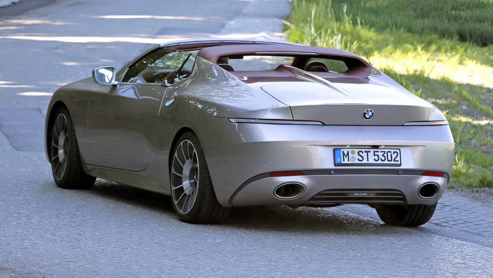 BMW Skytop na drodze sylwetka