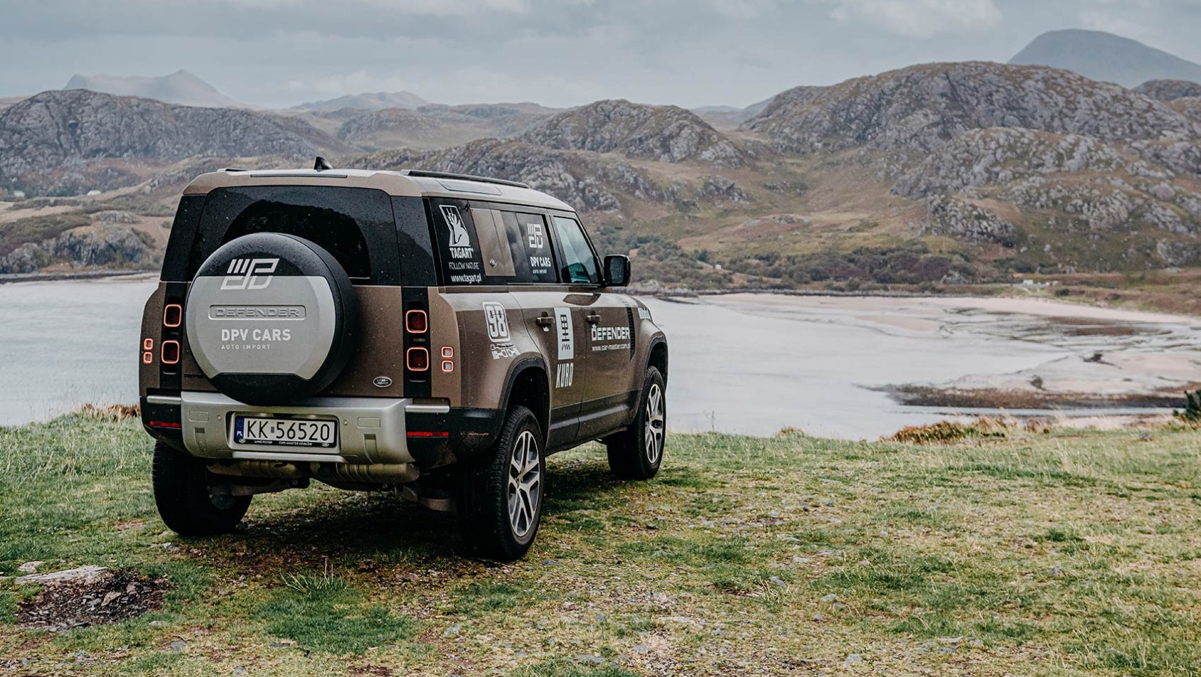 Defender na tle krajobrazu