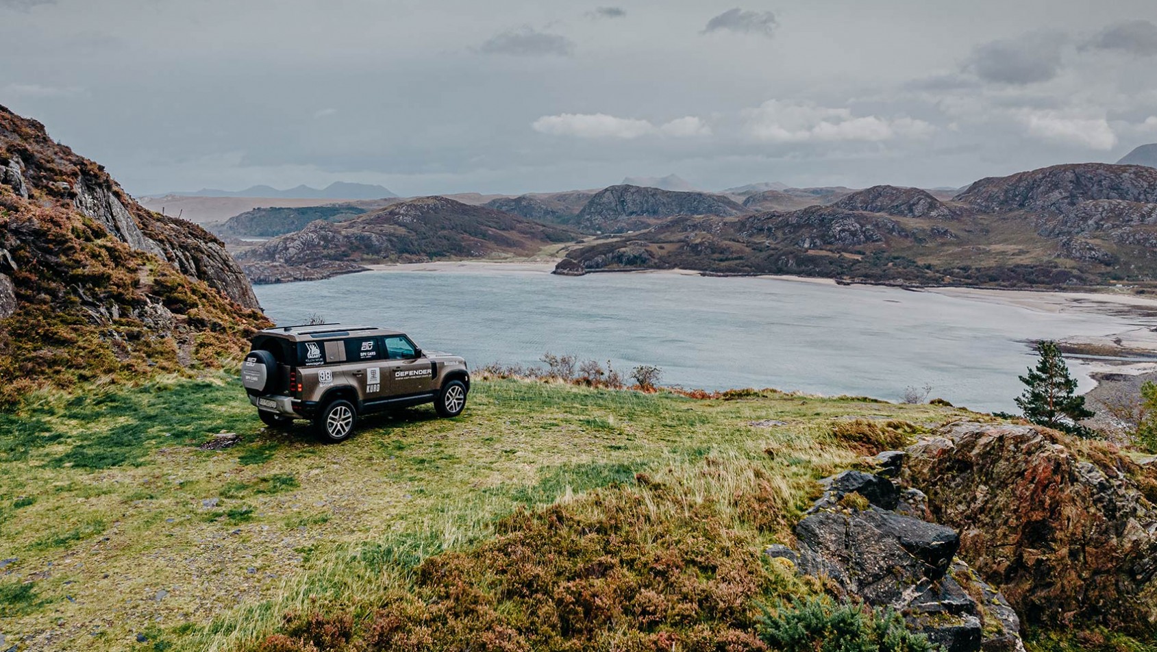 Szkockie pejzaże z Defenderem w tle