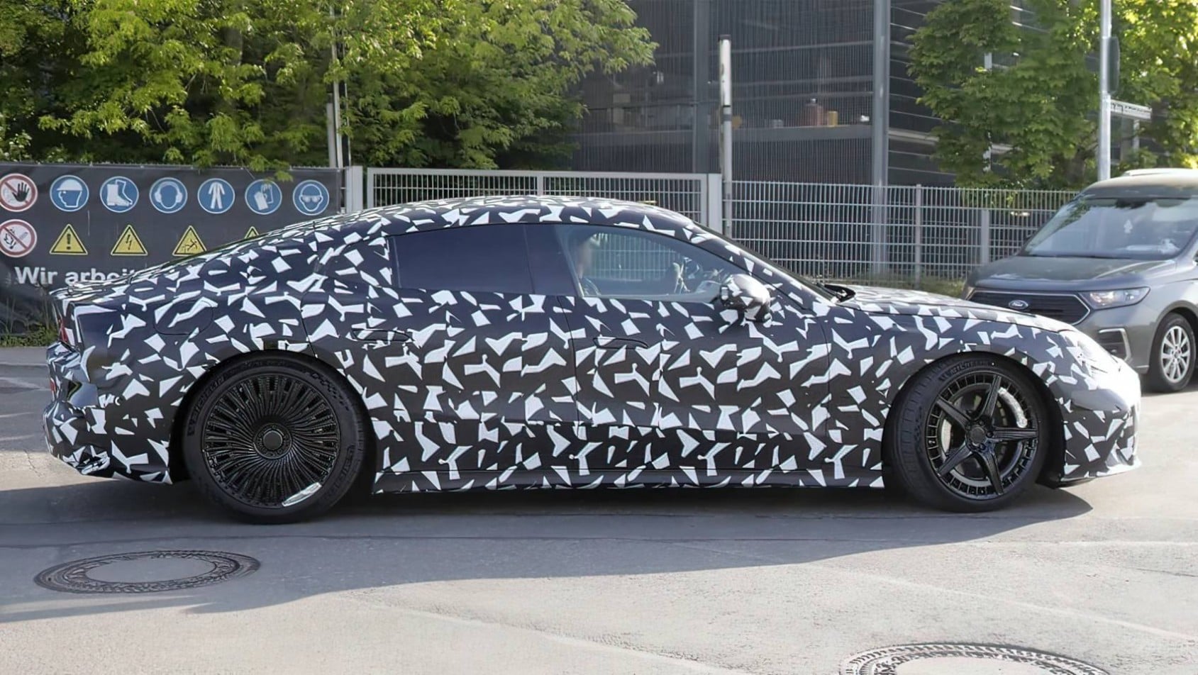 2025 Mercedes-AMG GT 4-Door spyshot kamuflaż