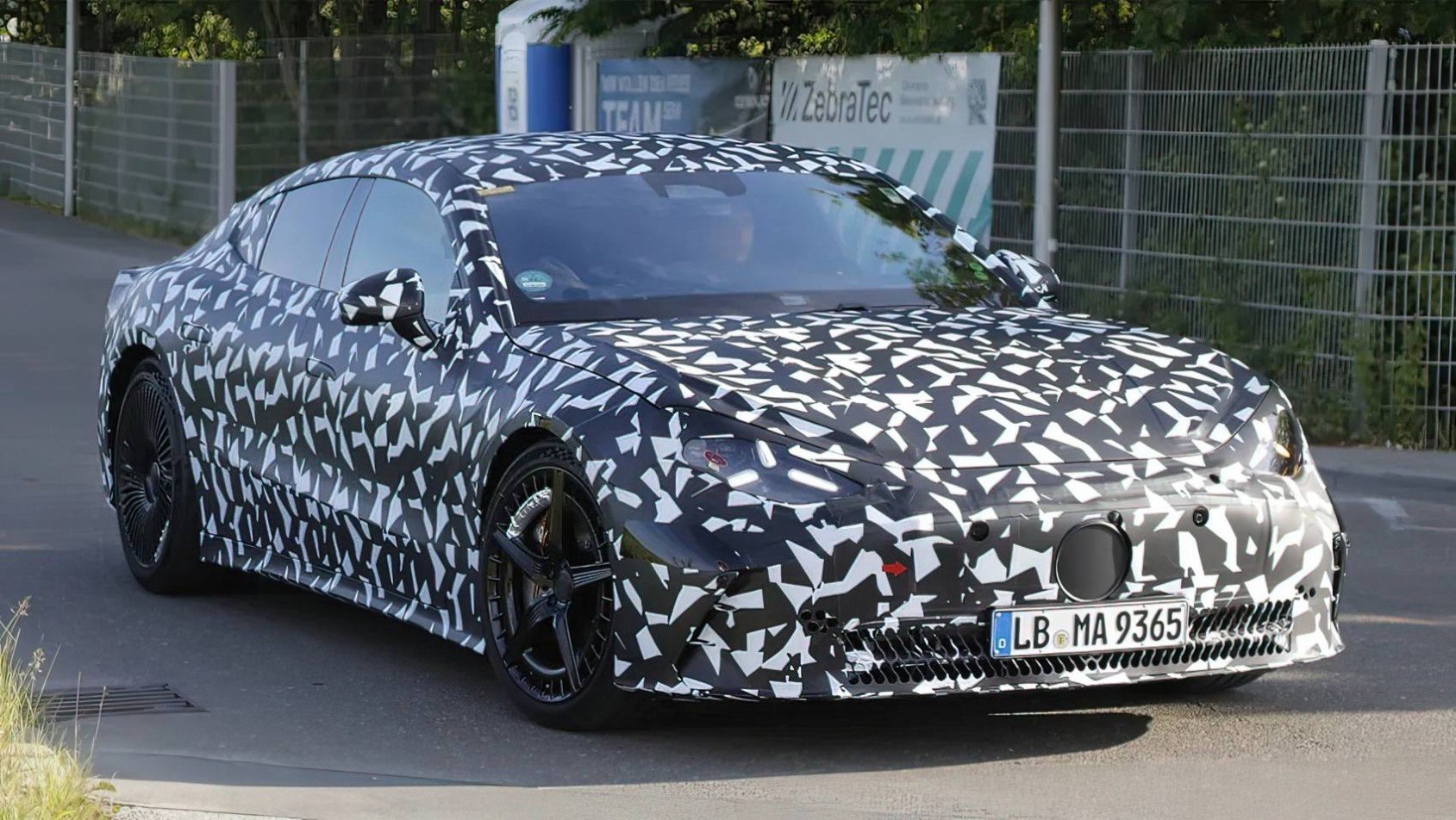 2025 Mercedes-AMG GT 4-Door spyshot maskowanie