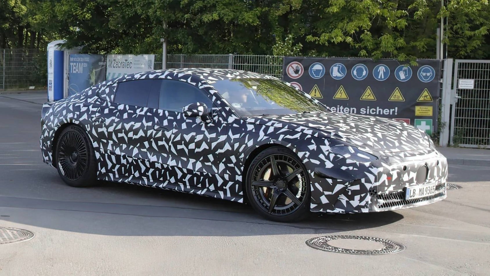 2025 Mercedes-AMG GT 4-Door spyshot przed premierą