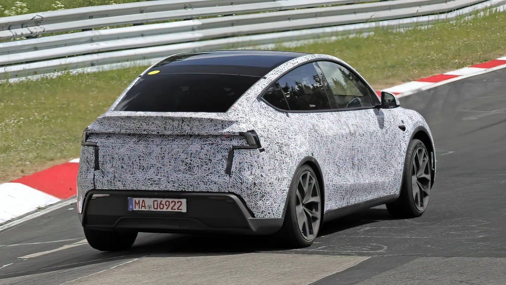 2026 Tesla Model Y Performance spyshot tył