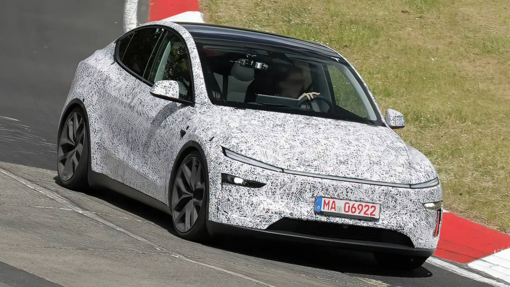 2026 Tesla Model Y Performance spyshot przód
