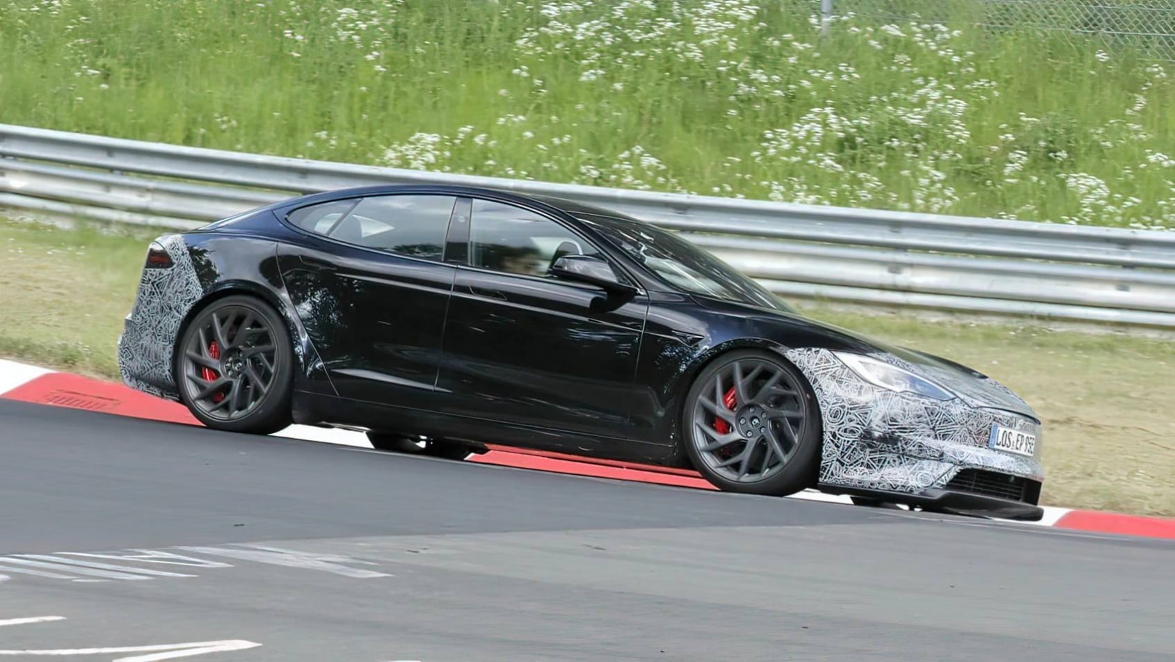 2026 Tesla Model S Plaid kamuflaż