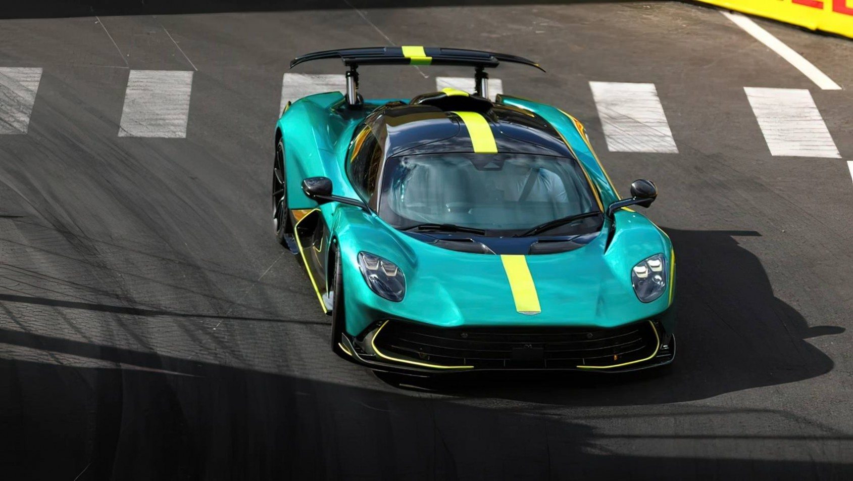 Aston Martin Valhalla na ulicach monako