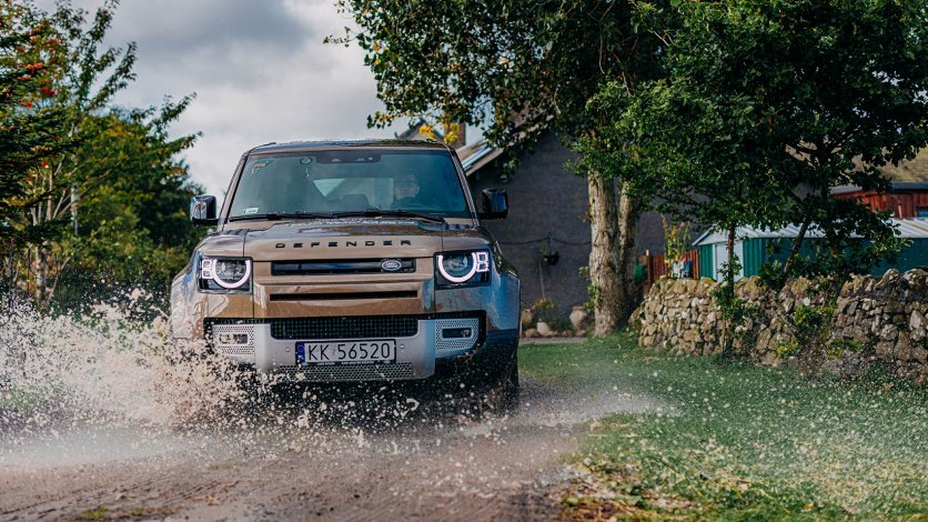 Defender w błocie
