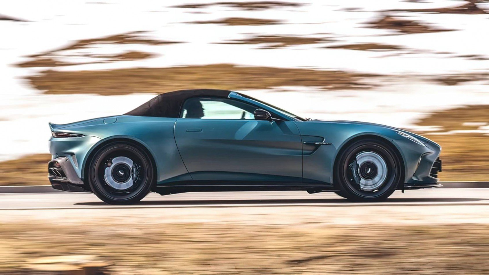 2025 Aston Martin Vantage Roadster sylwetka