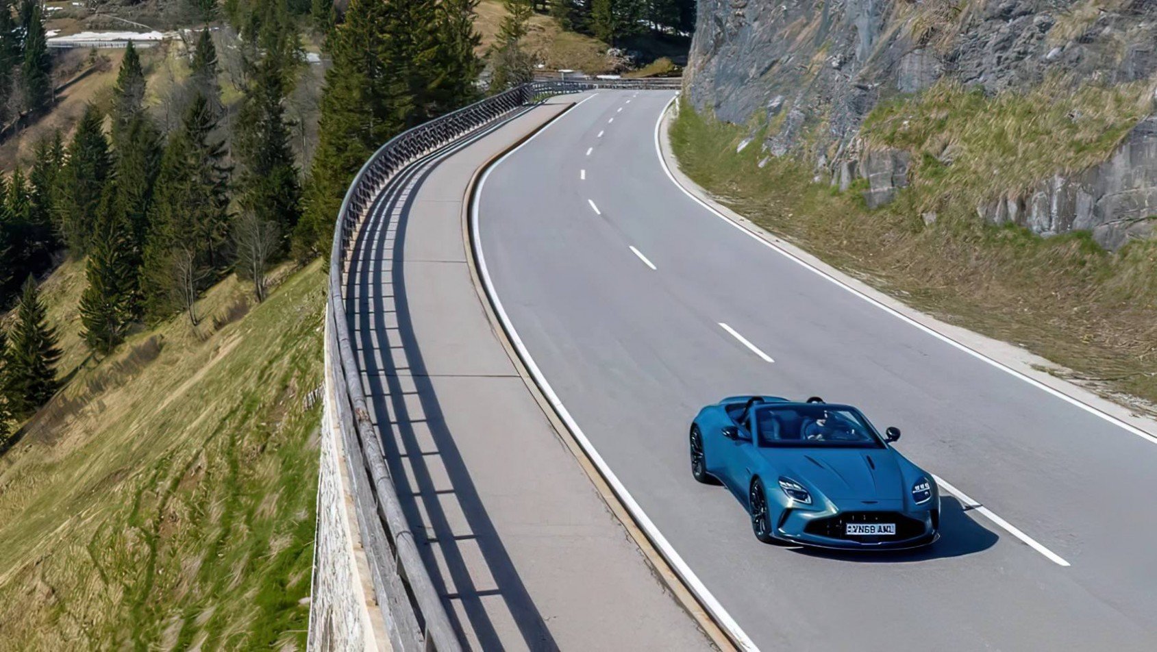 2025 Aston Martin Vantage Roadster prowadzenie