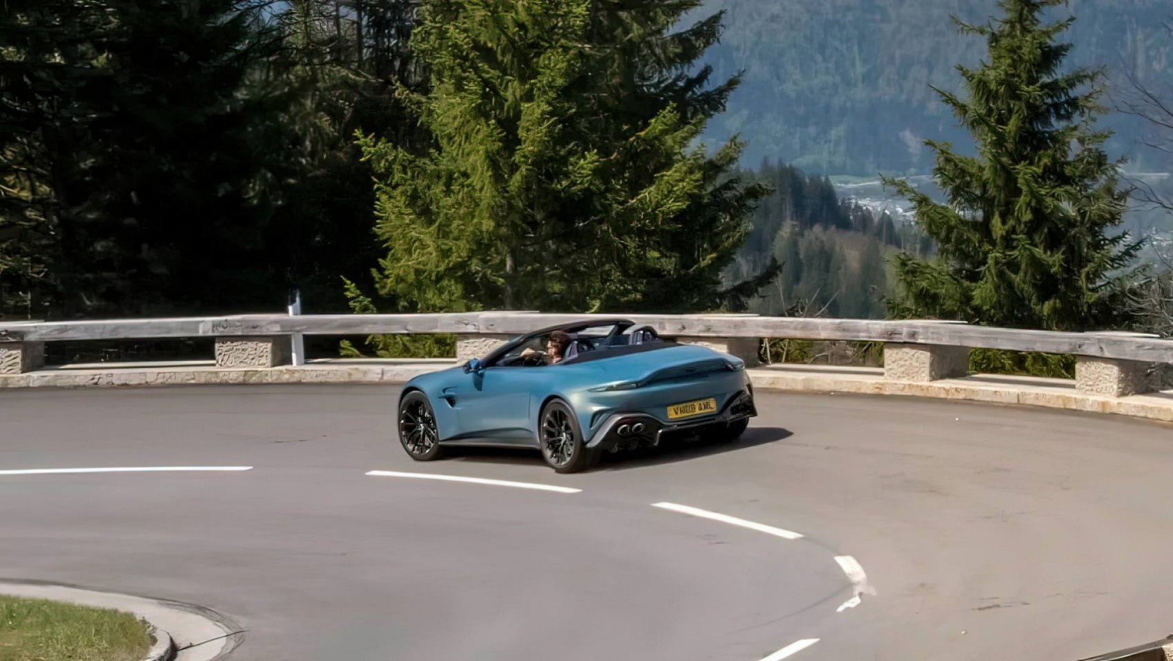 2025 Aston Martin Vantage Roadster w zakrętach