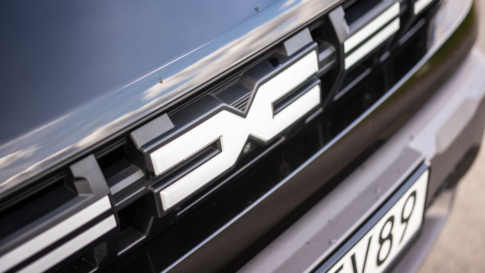 2025 Dacia Duster grill