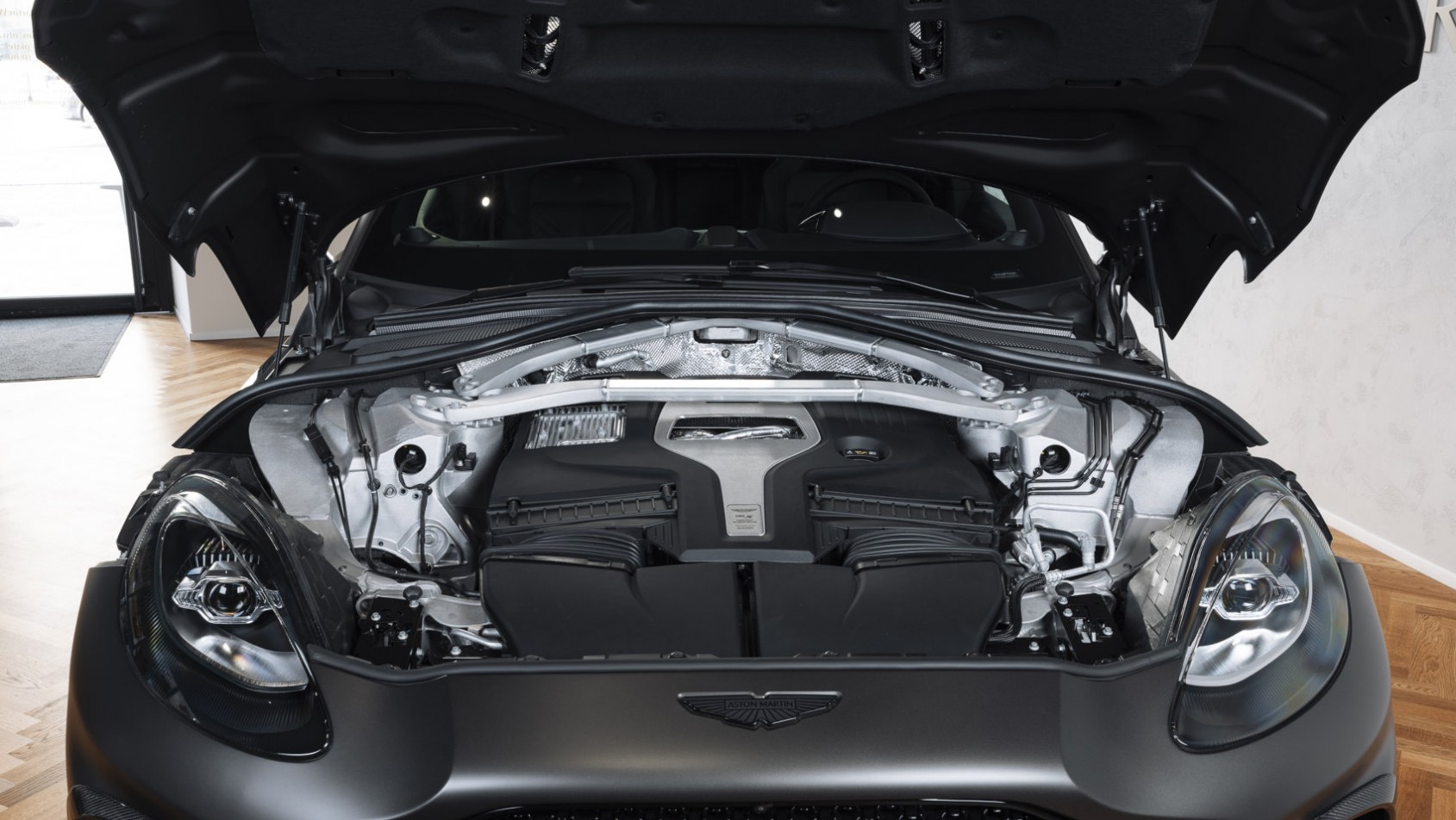 Aston Martin DBX S premiera PL silnik