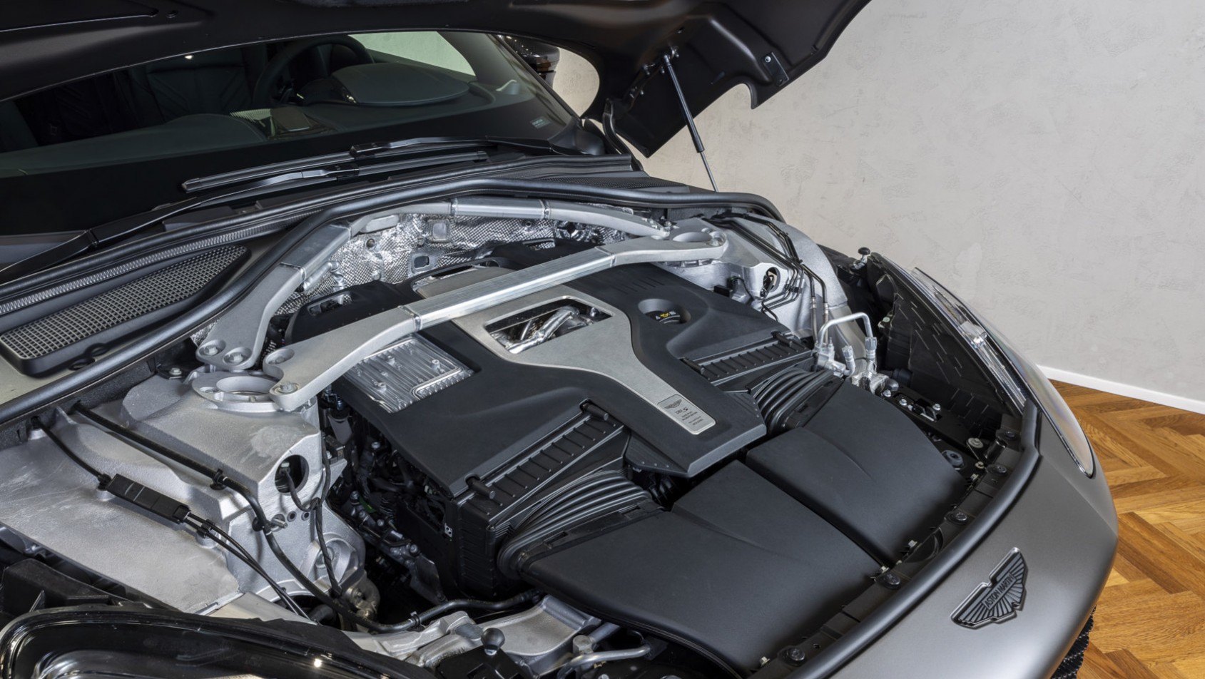 Aston Martin DBX S premiera PL pod maską