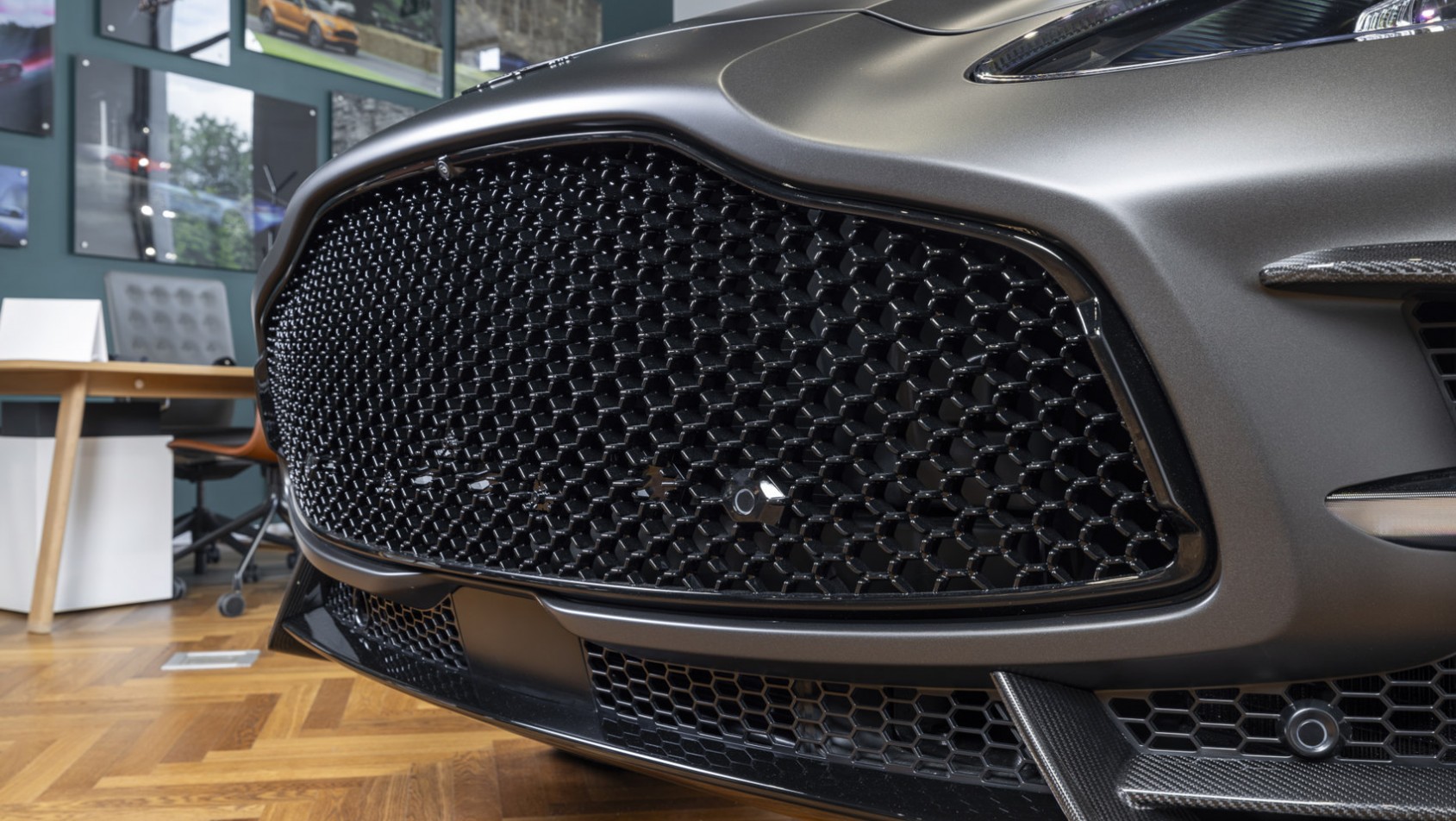 Aston Martin DBX S premiera PL grill