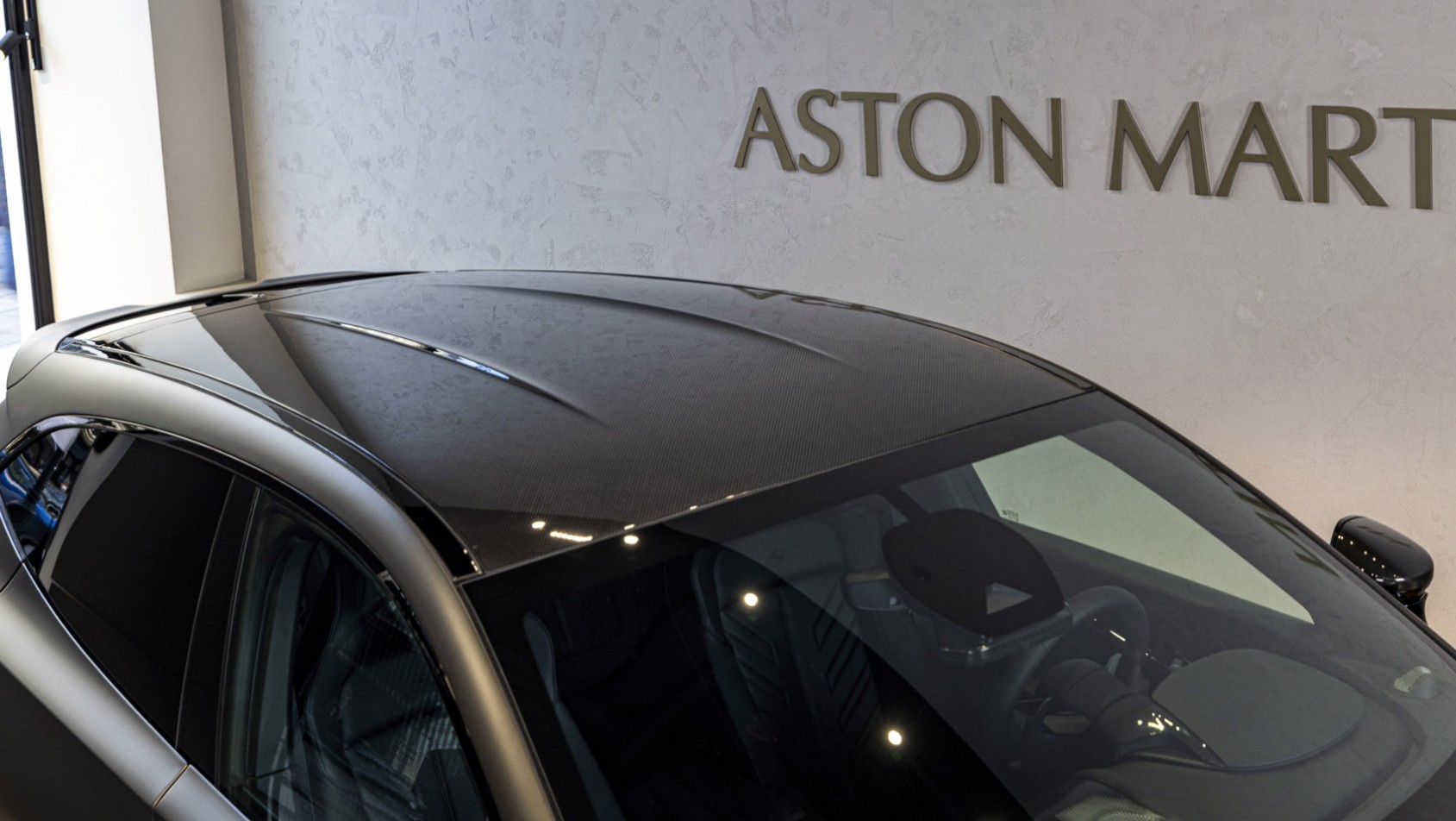 Aston Martin DBX S premiera PL karbon dach