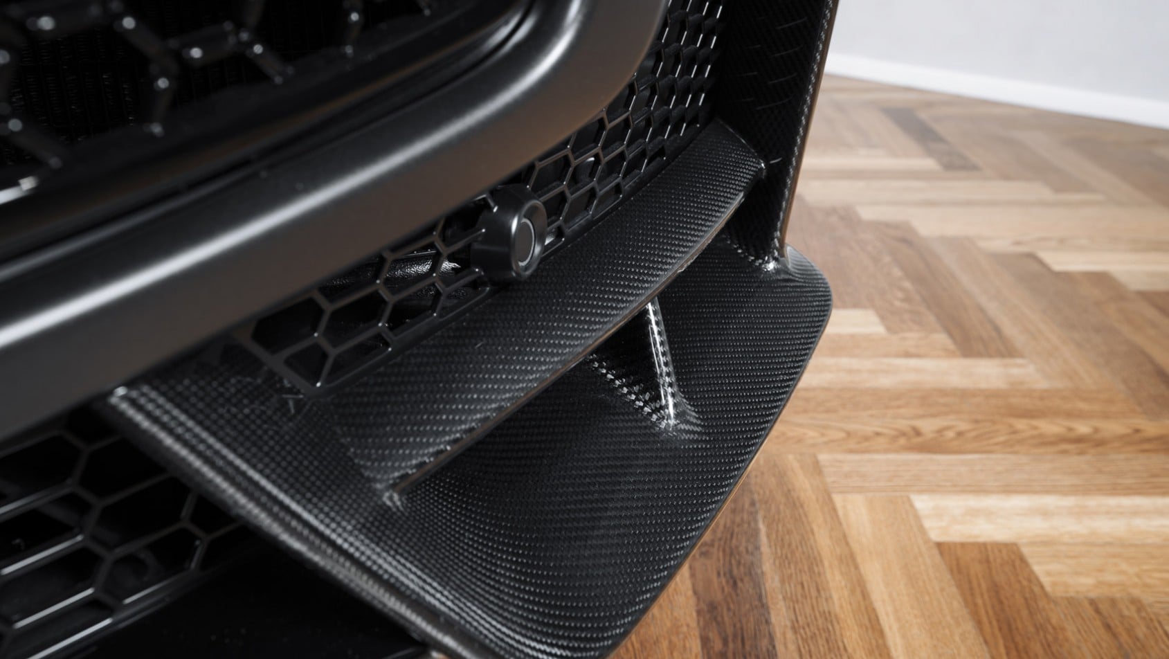 Aston Martin DBX S premiera PL karbon