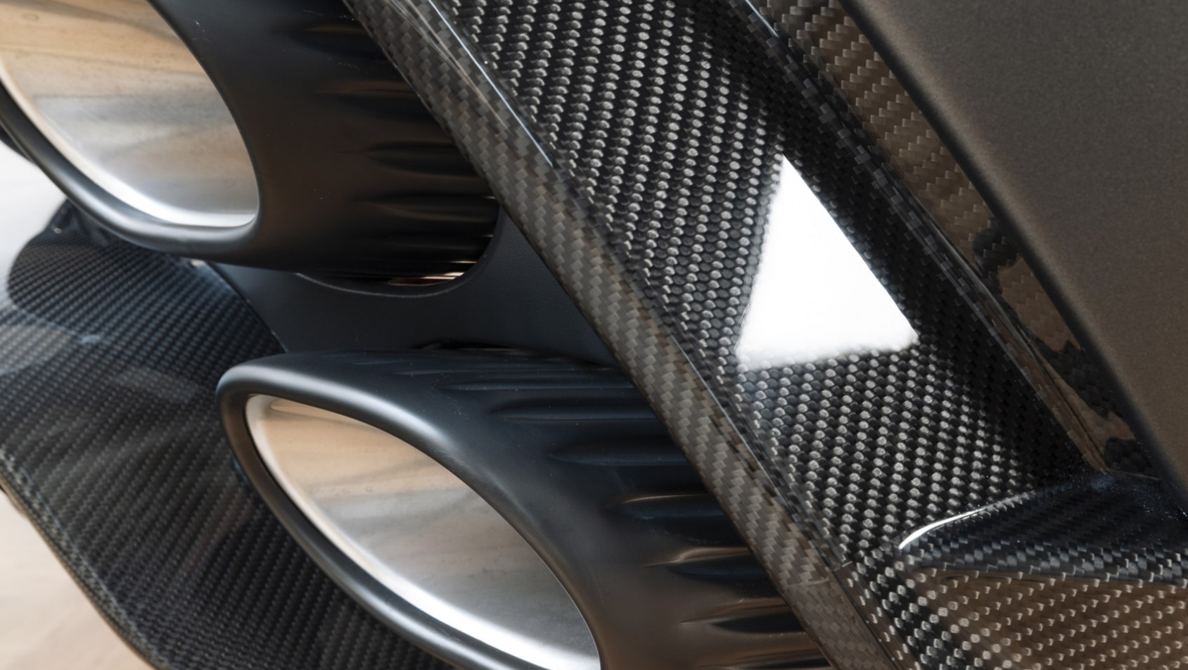 Aston Martin DBX S premiera PL włókno węglowe