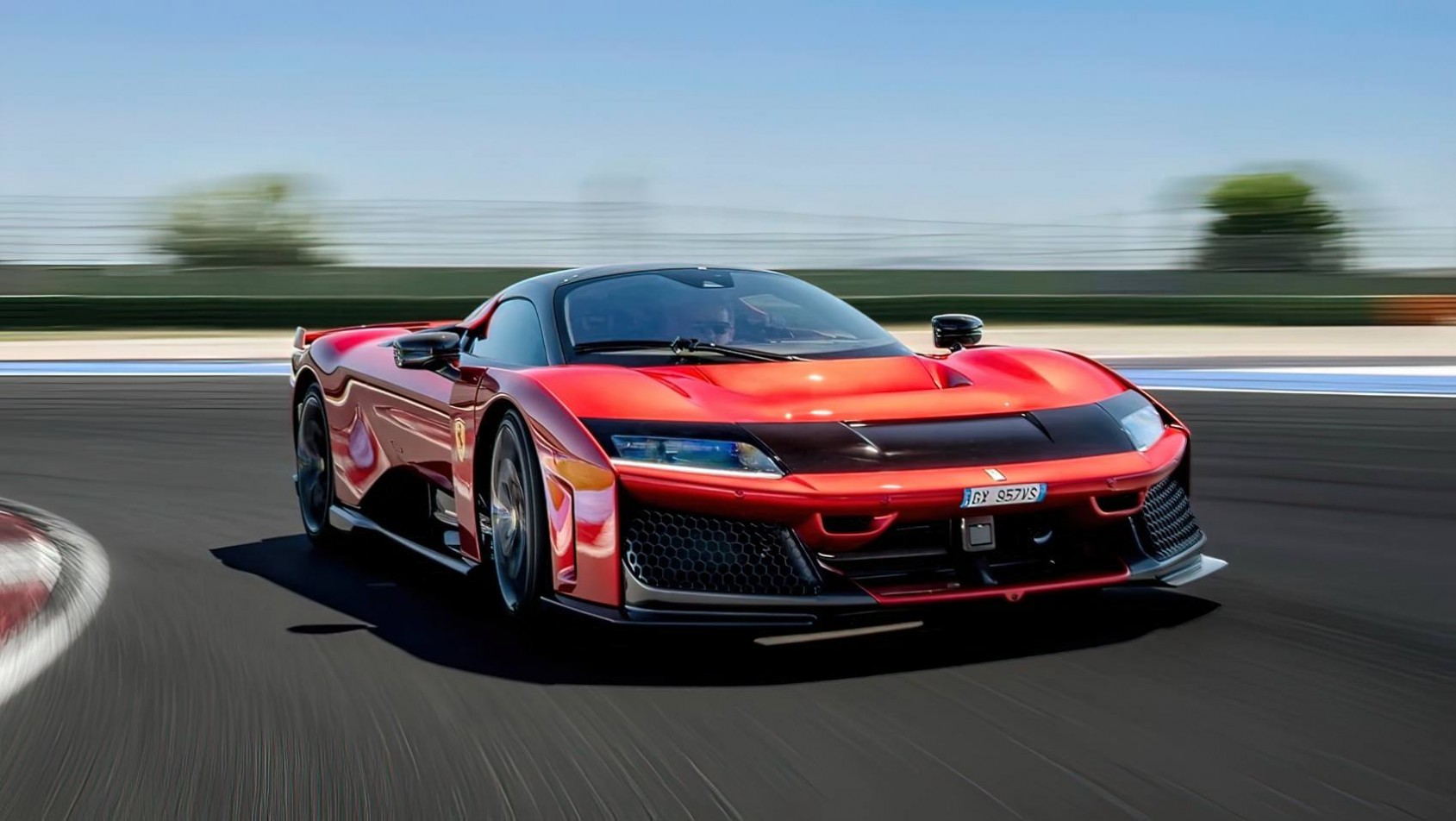 Ferrari F80 w zakrętach