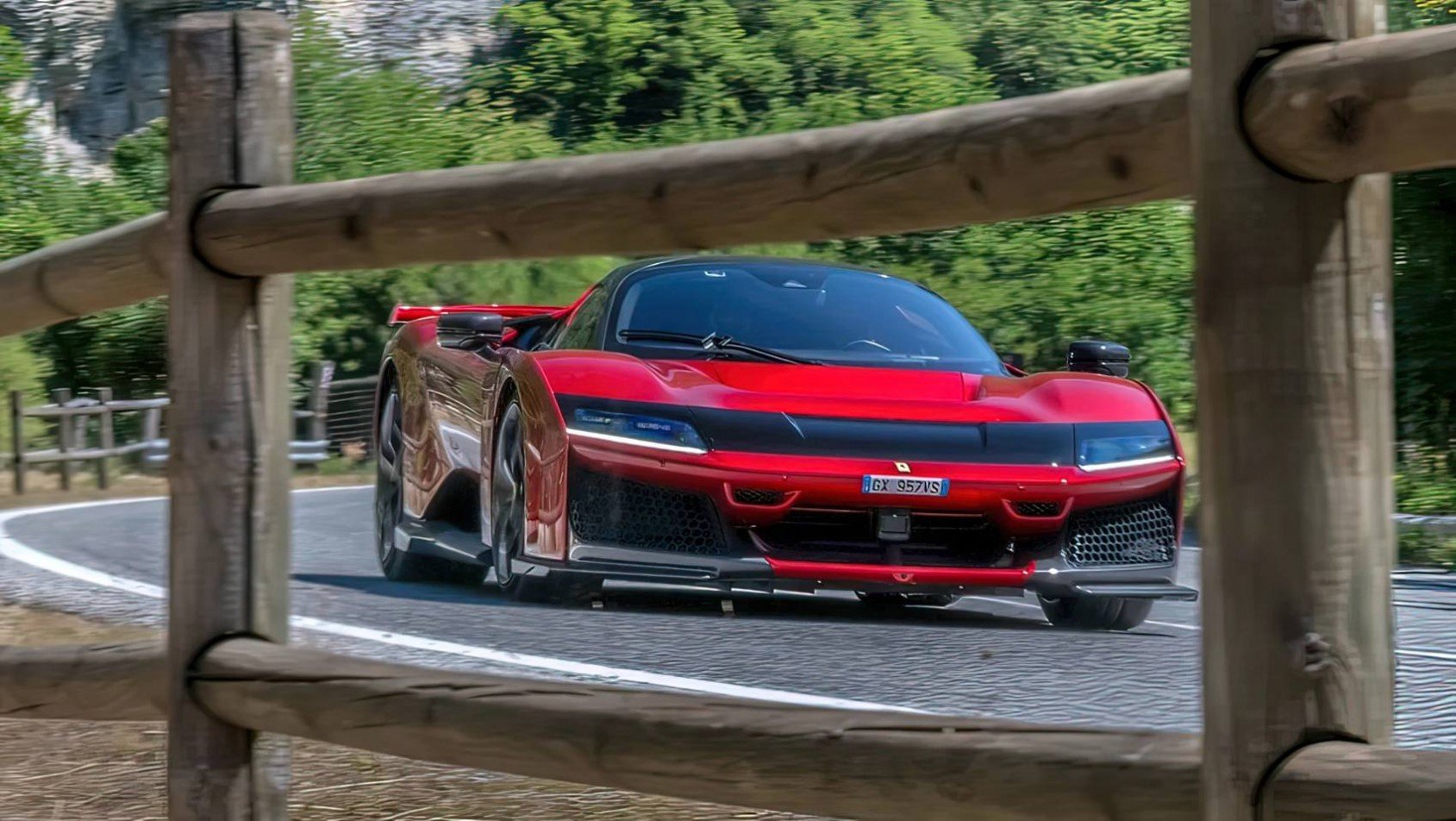 Ferrari F80 na drodze