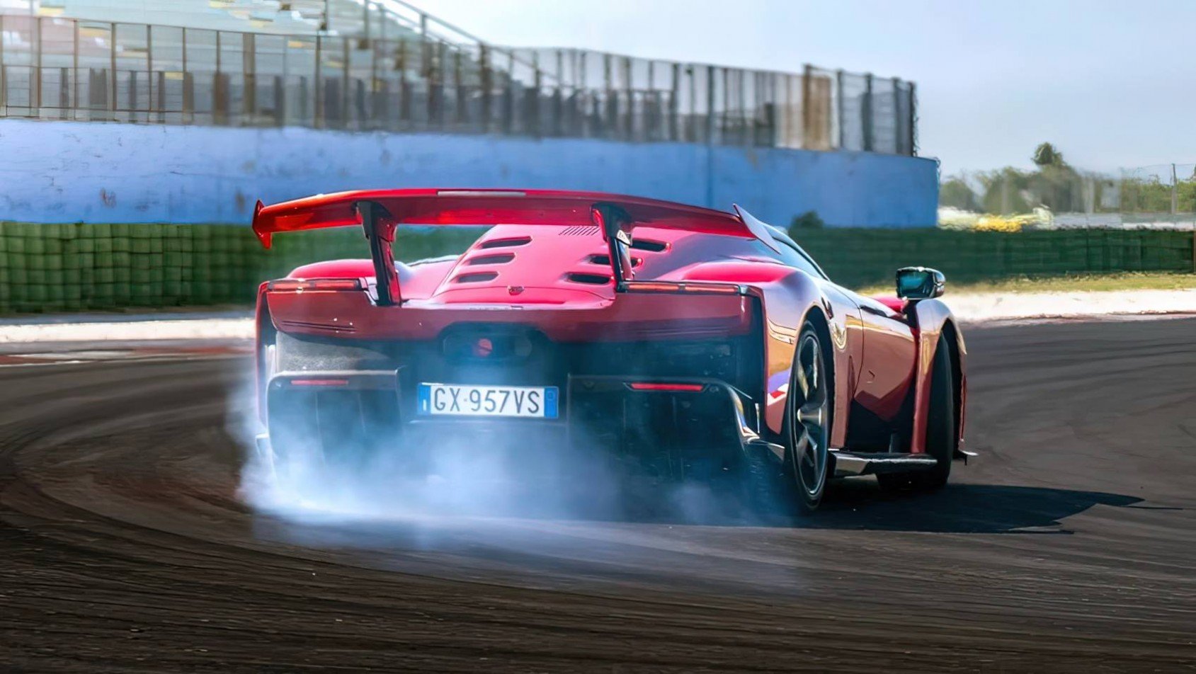 Ferrari F80 na torze