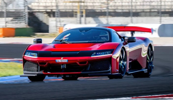 2025 Ferrari F80 test na torze i drodze