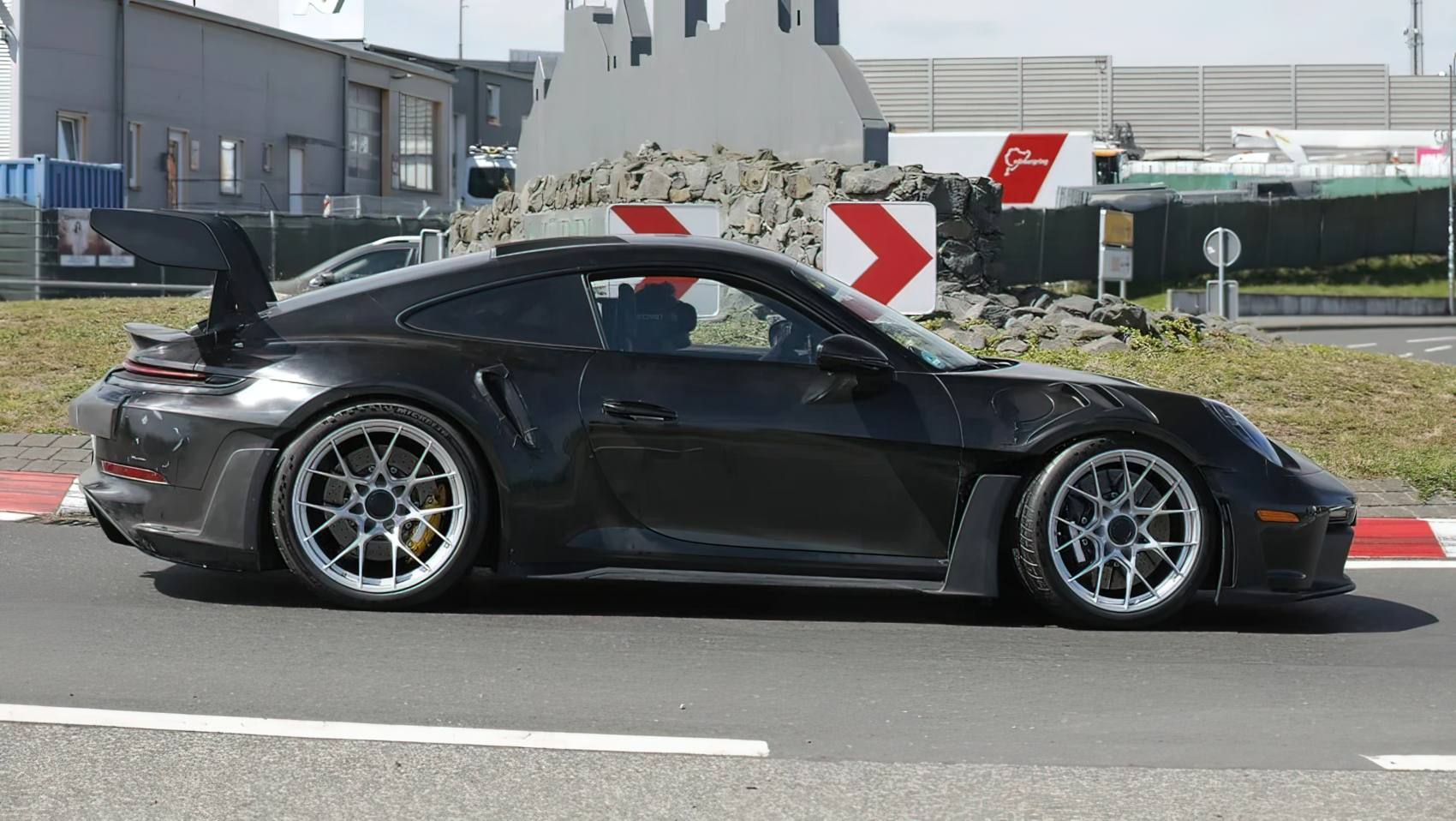 Porsche 911 992.2 GT3 RS z boku