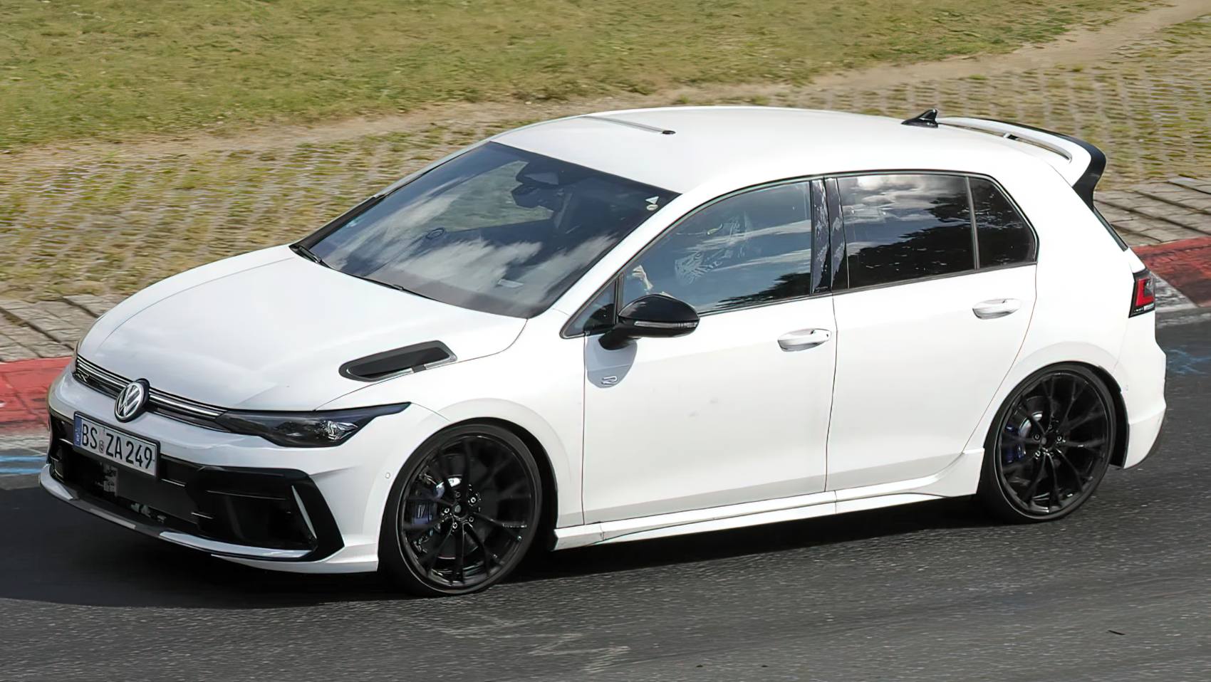 2027 Volkswagen Golf R testy