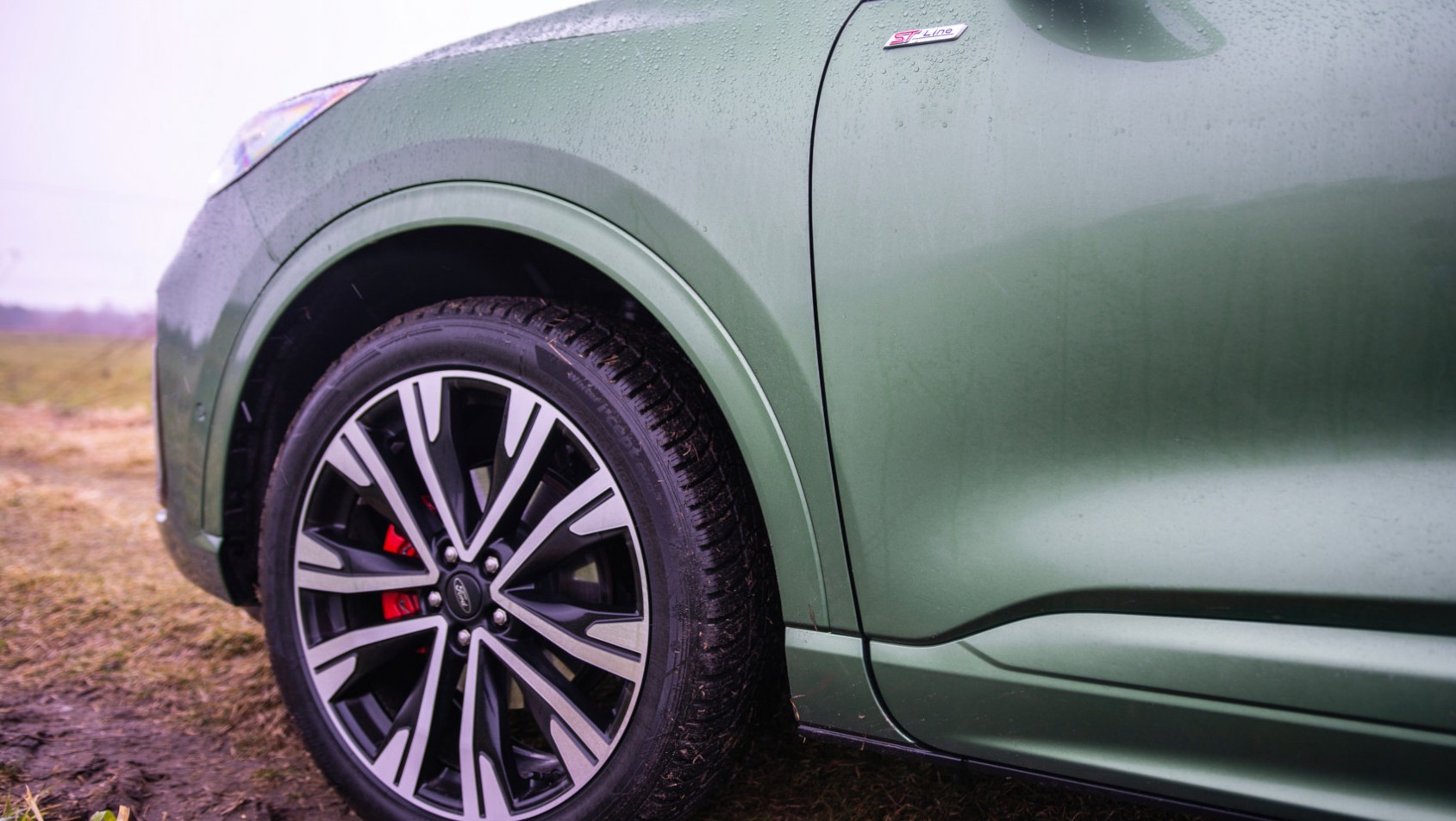 Ford Kuga zielony matowy