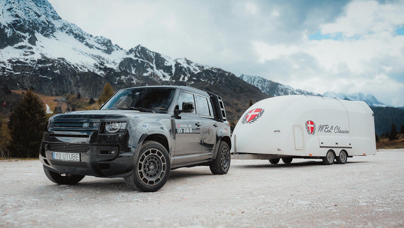 Defender z przyczepą na haku