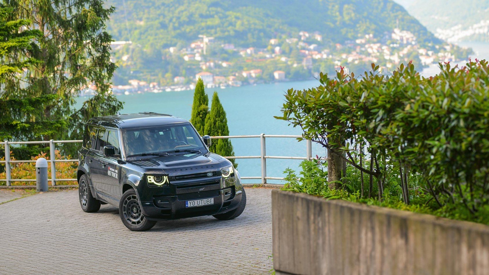Defender nad jeziorem Como - Yokohama