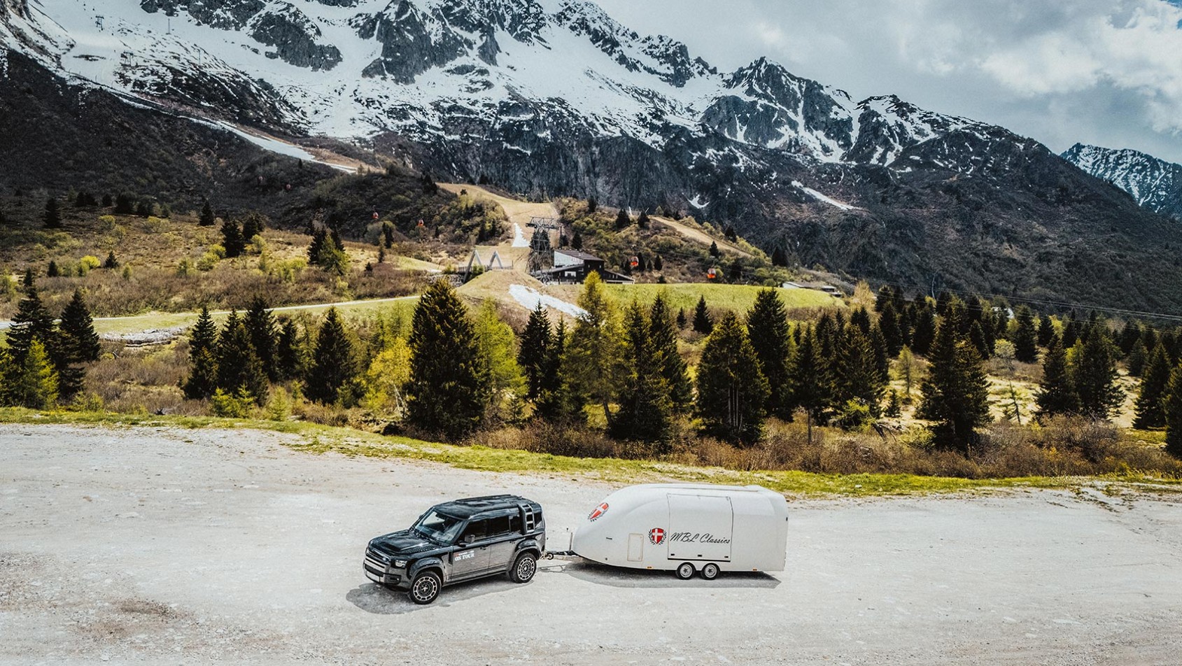 Defender z przyczepą na haku